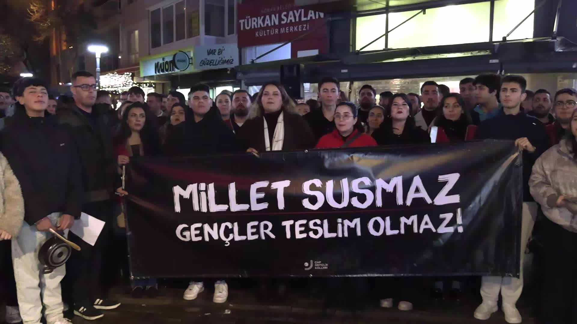 CHP’li gençlerden İzmir'de iktidara tencere, tavalı Bilge Kağan Şarbat tepkisi