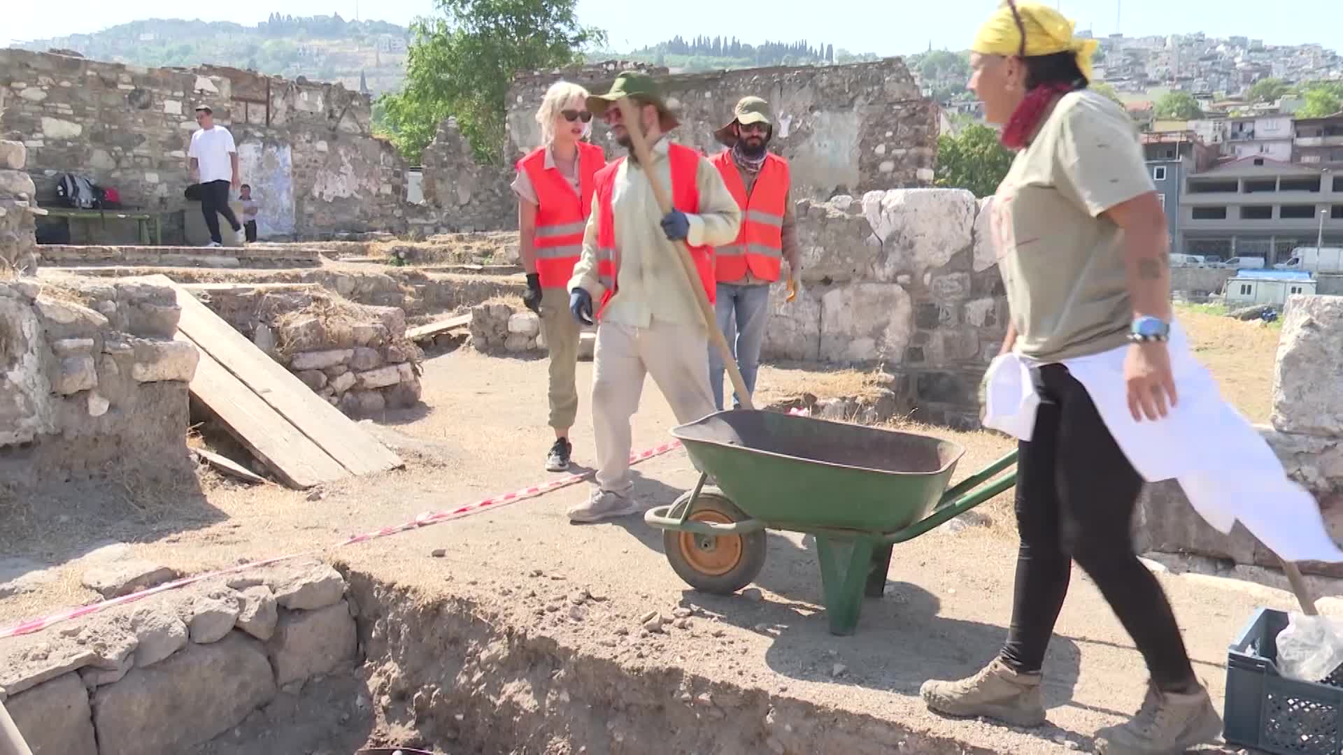 İzmir Büyükşehir Belediyesi’nden 2025’te antik kazılara büyük destek