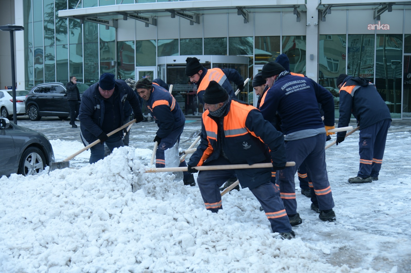 Kahramankazan Belediyesi ekipleri, kar yağışının ardından seferber oldu