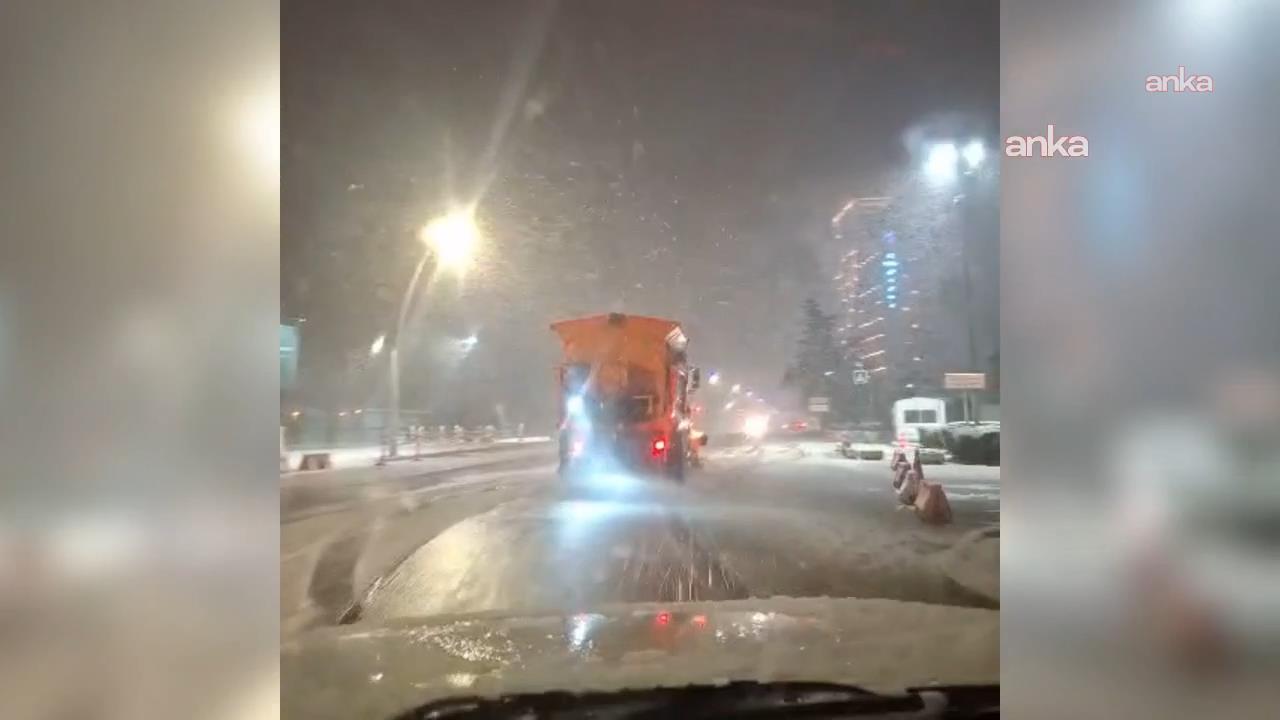 İstanbul Valiliği: Kar yağışının sabaha karşı yoğunluğunu artırarak öğle saatlerine kadar zaman zaman kuvvetli şekilde etkili olması beklenmektedir