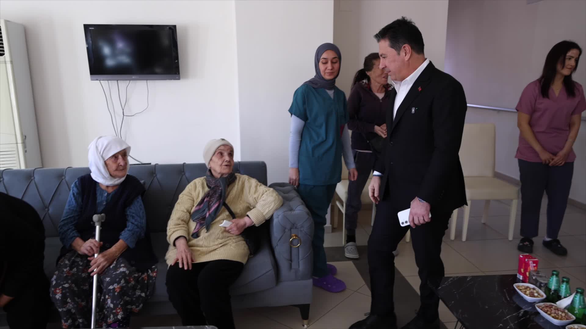 Muğla Büyükşehir Belediye Başkanı Aras’tan huzurevi sakinlerine yeni yıl ziyareti