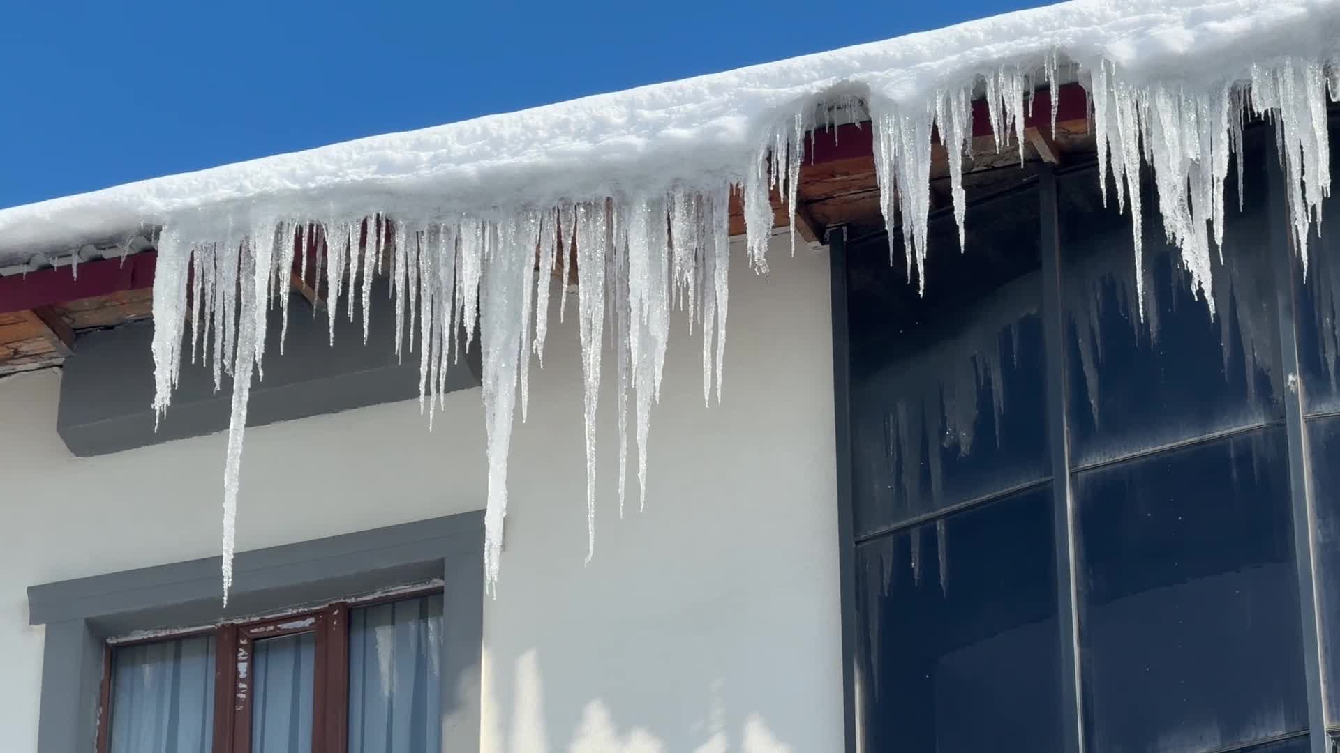 Yüksekova’da dondurucu soğuklar etkili: Termometreler eksi 17’yi gördü