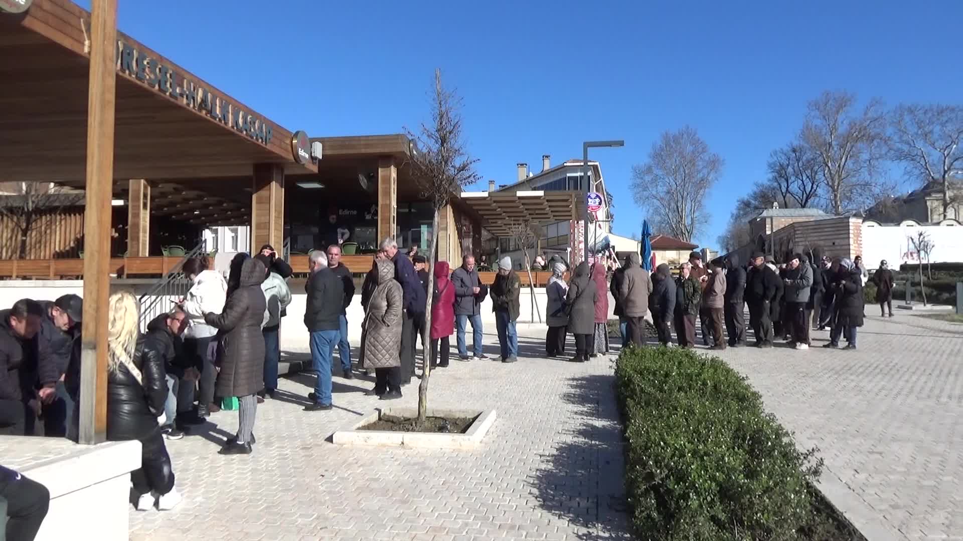 Edirne'de yılbaşı gününde ucuz et kuyruğu