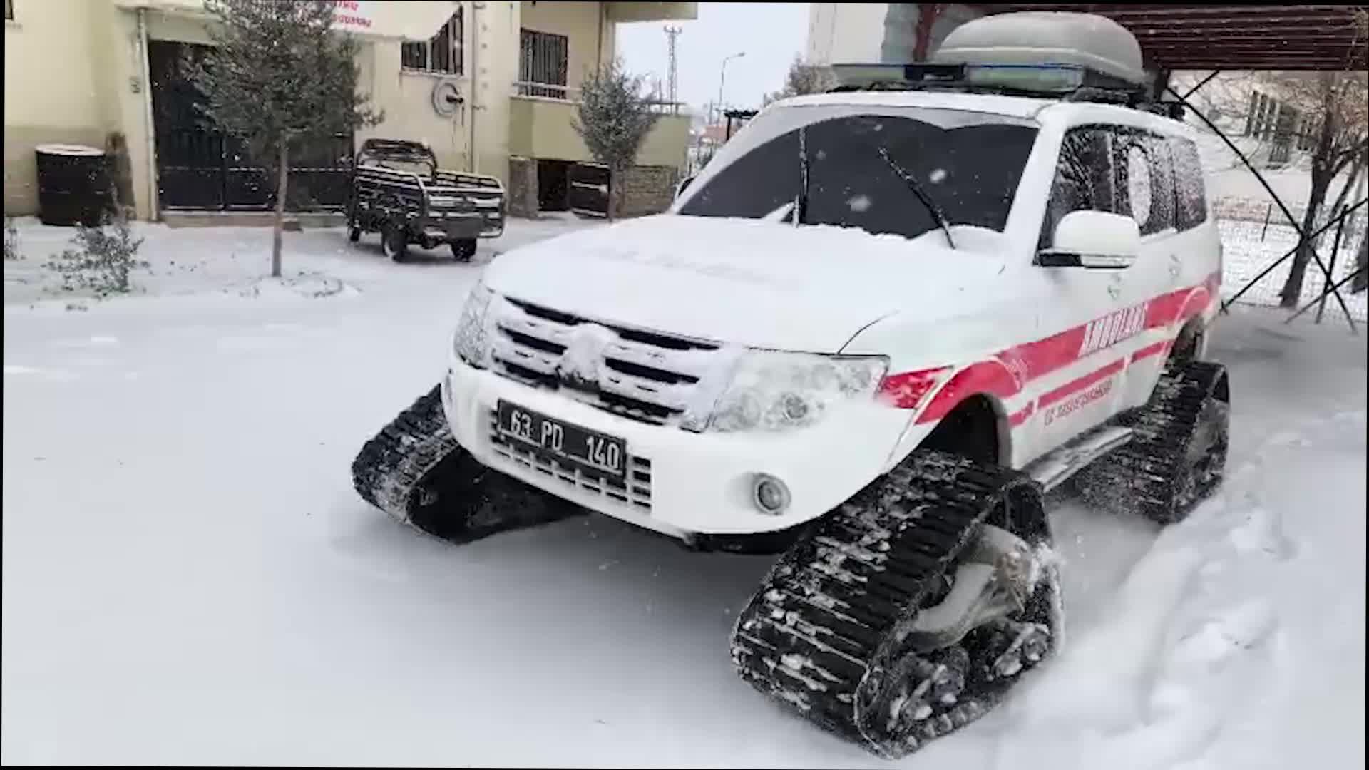 Şanlıurfa'daki yoğun kar yağışı yolları kapattı, paletli ambulanslar görev başında