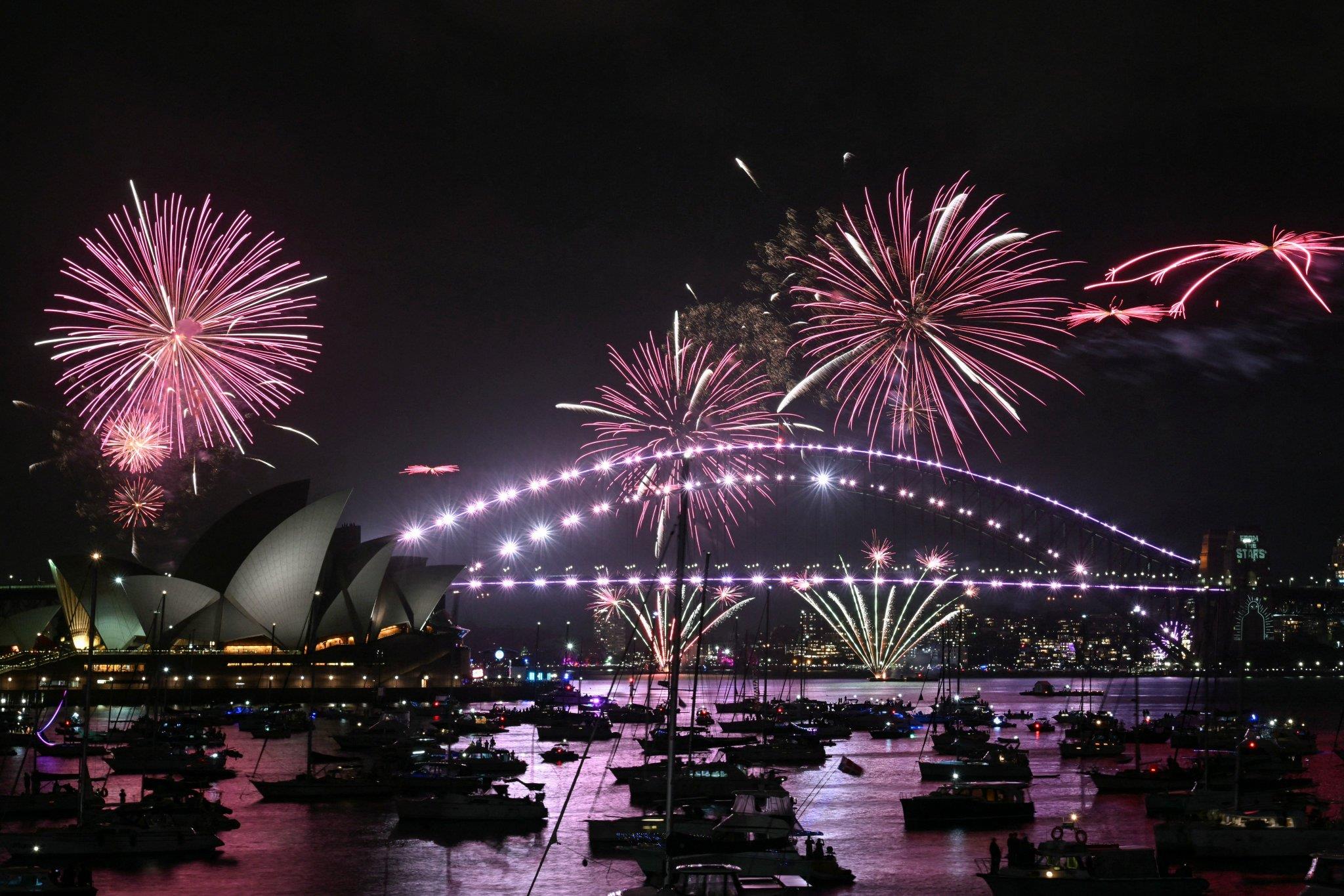 Sydney 2026’ya girdi... Havai fişekler limanı aydınlattı