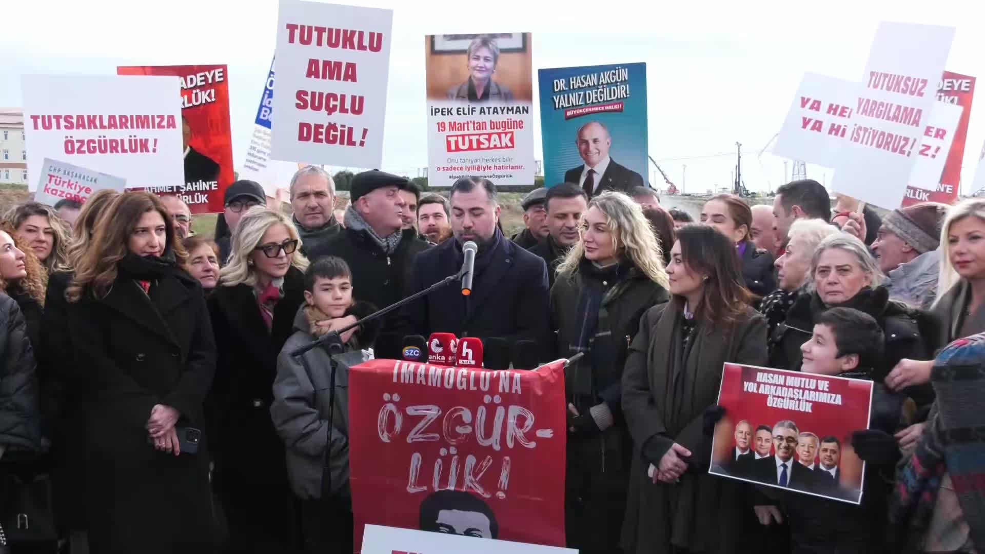 Dilek İmamoğlu: Bu operasyonları yürüten bir avuç kişiye soruyorum: Siz, bu yılın muhasebesini nasıl yapıyorsunuz, vicdanınız rahat mı? Canlarımızı, sevdiklerimizi haksızca, hukuksuzca tutsak edenler; mutlu musunuz