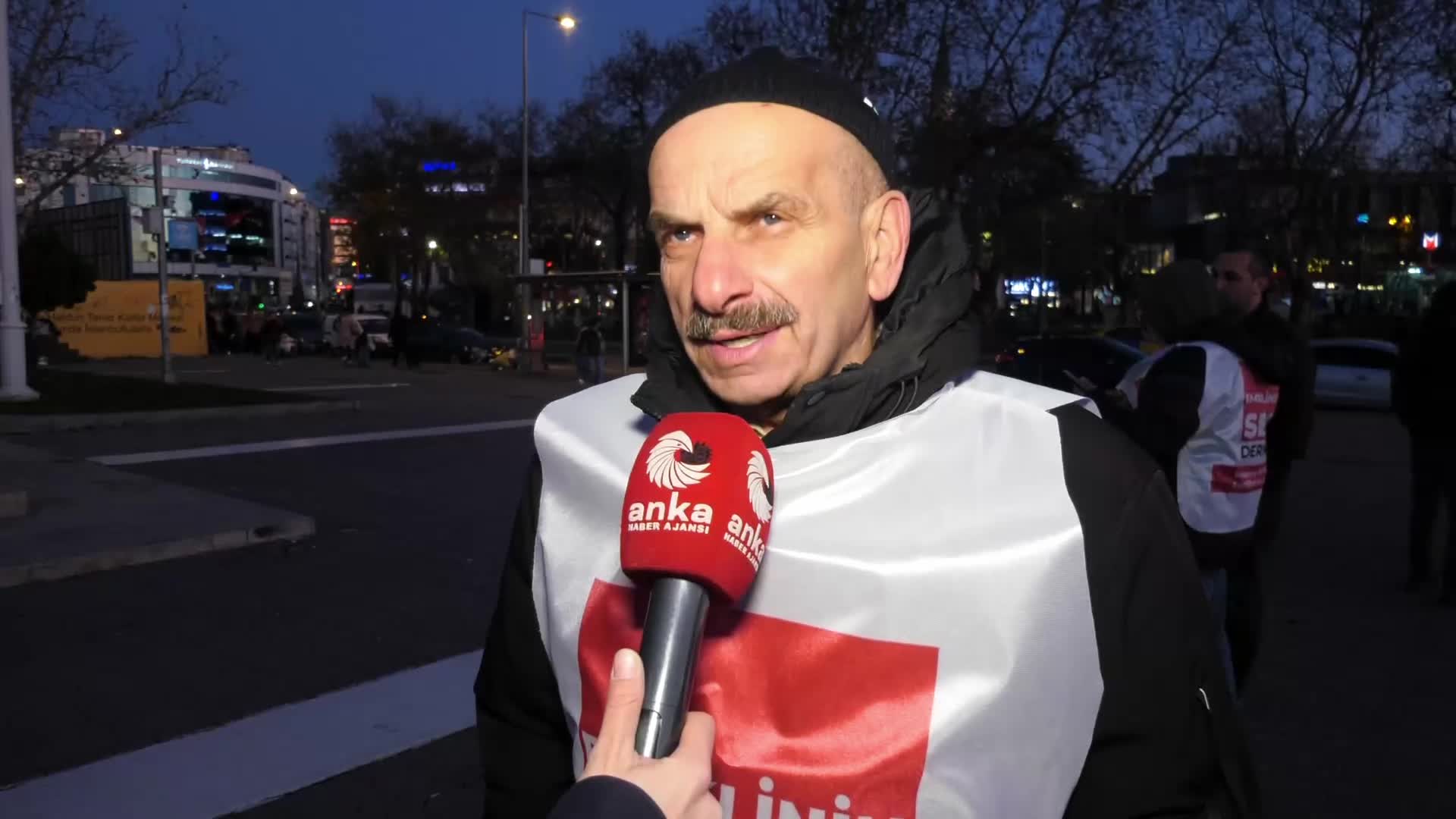 Emeklinin Sesi Derneği’nden oturma eylemi: Biz yeni yıla girmiyoruz, çünkü geçinemiyoruz