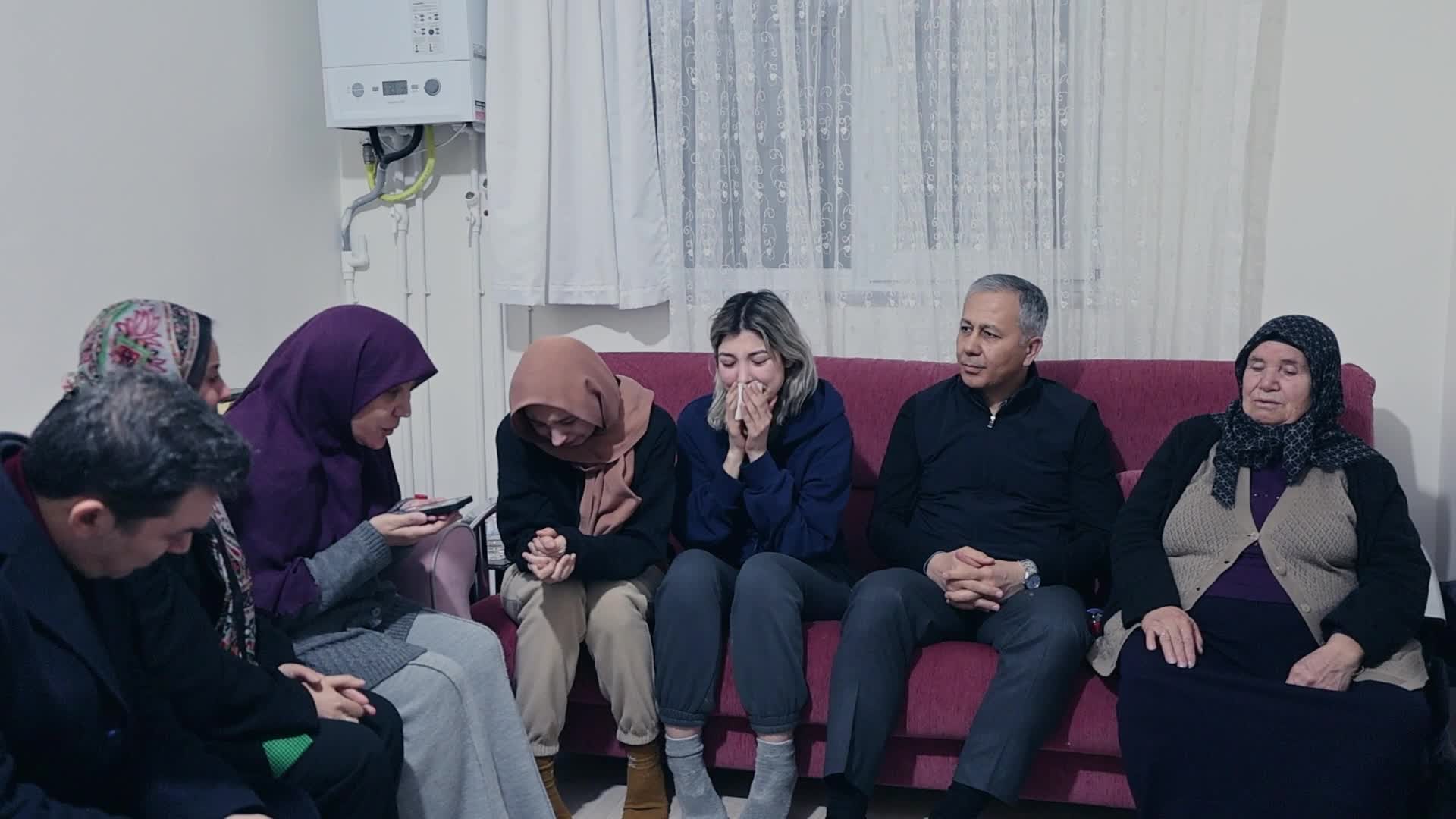 İçişleri Bakanı Yerlikaya’dan Yalova'da şehit olan polis Yasin Koçyiğit’in ailesine taziye ziyareti
