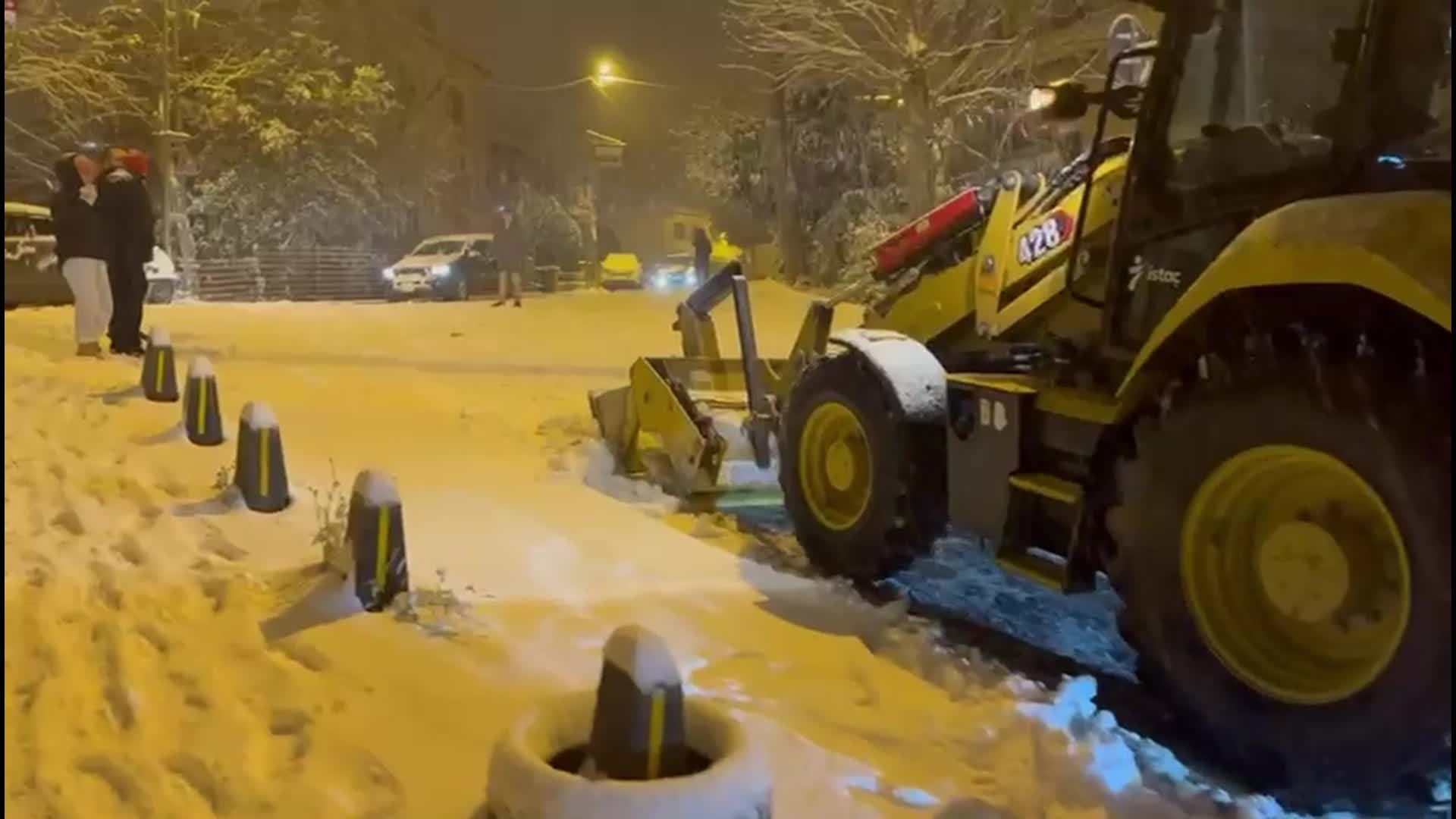 Yılın ilk saatlerinde kar yağışı İstanbul'u etkisi altına aldı, iş makinaları ile yol açma çalışmaları yapıldı