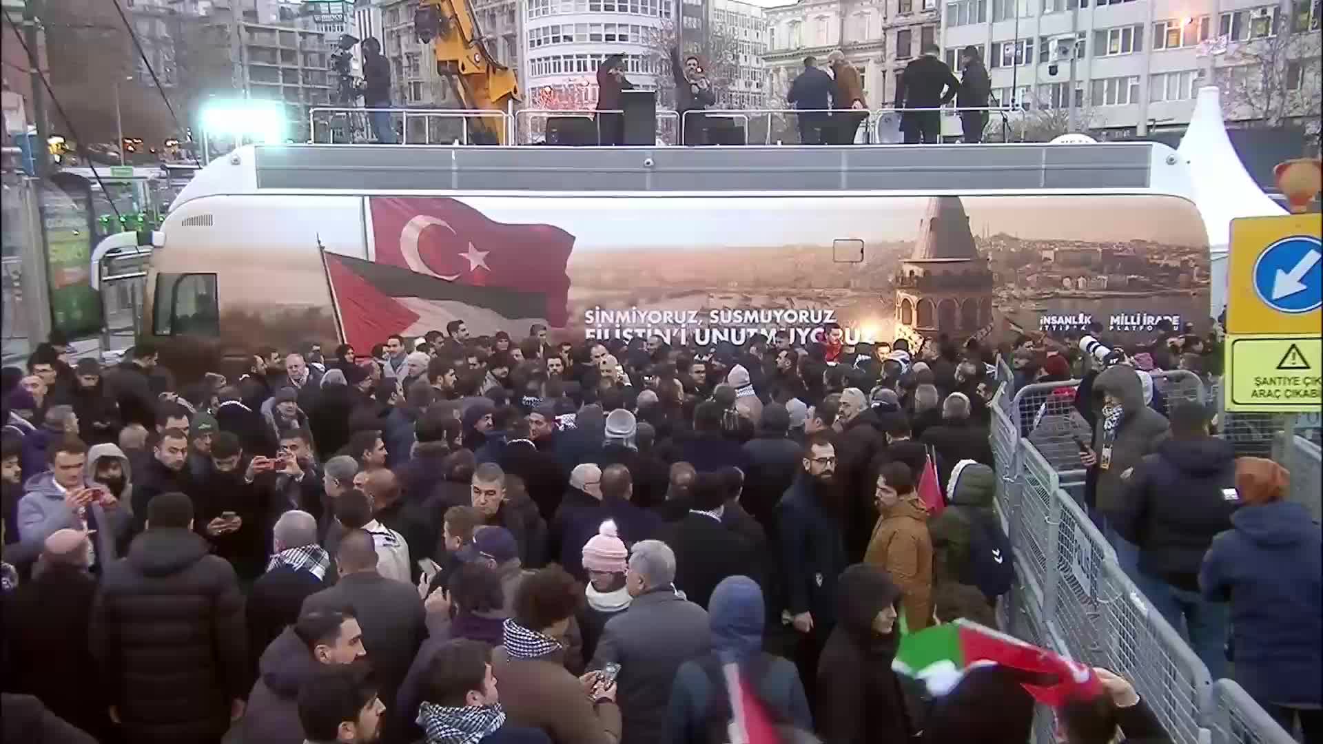 Galata Köprüsü'nde Filistin'e destek mitingi yapıldı