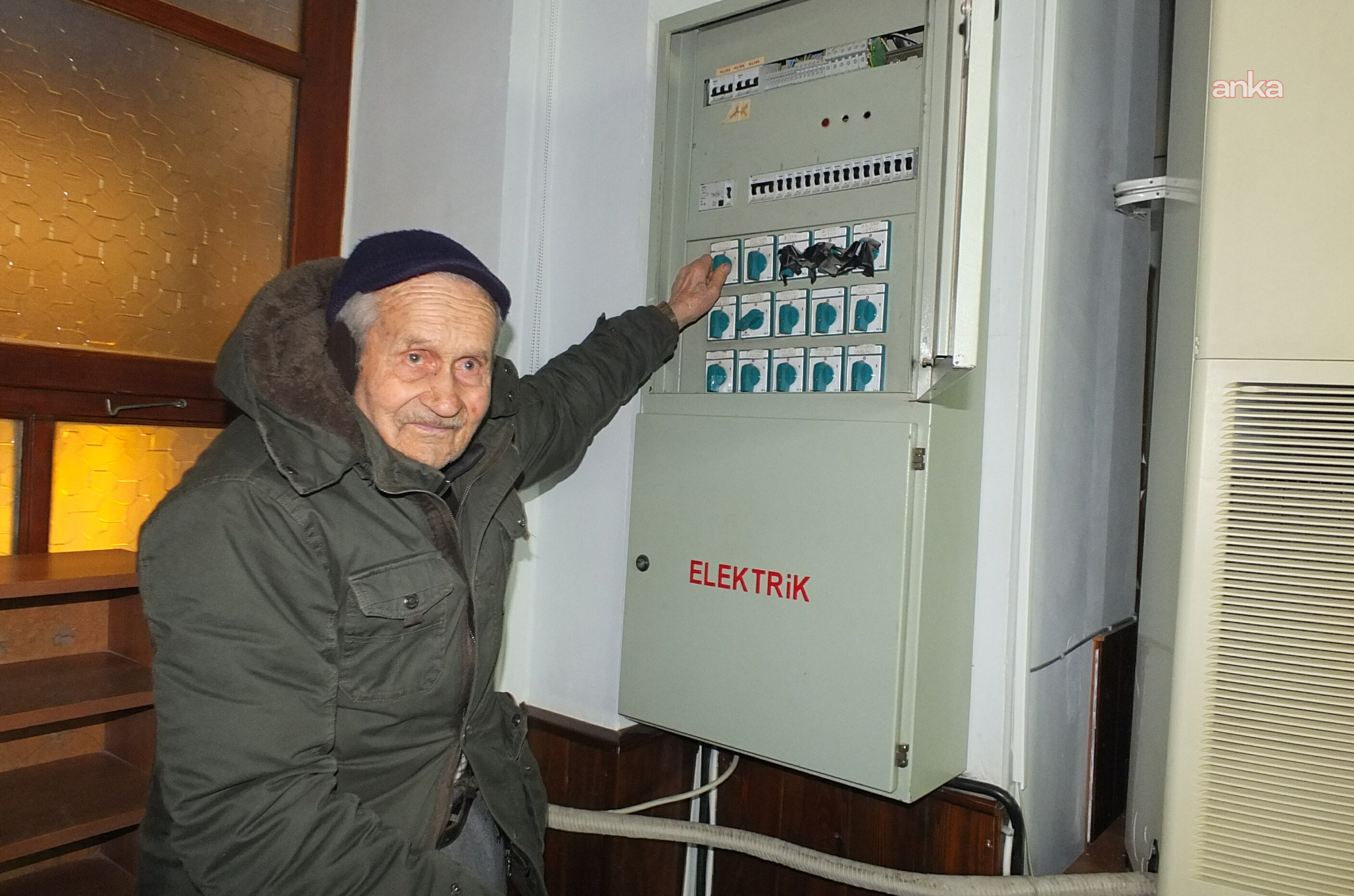 Burhaniye'de Nuri dede, 18 yıldan beri caminin ışıklarını açıp kapatıyor