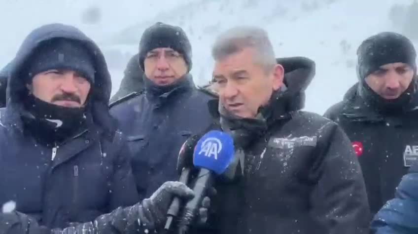 Artvin'de çığ altında kalan 2 kişiyi arama çalışmaları sürüyor... Vali Ergün: "Ümidimiz, en kısa zamanda çığ altındaki vatandaşlarımıza ulaşmak"