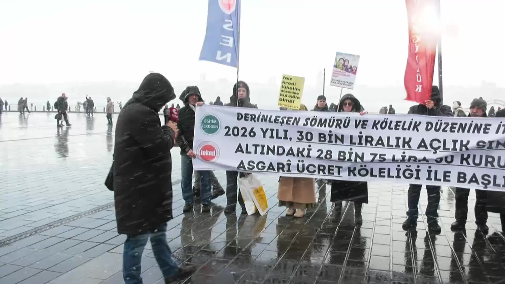 Üsküdar'da kar altında asgari ücret protestosu
