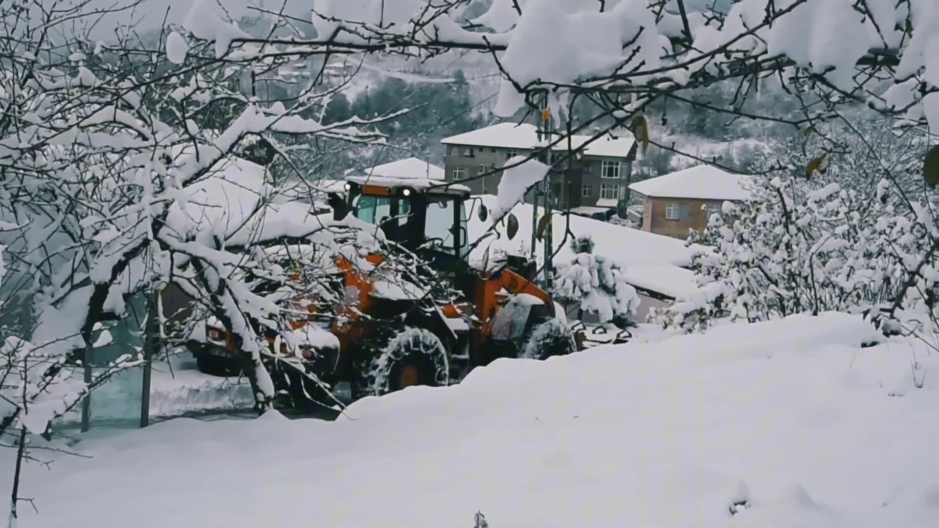 Karadeniz Ereğli'de karla mücadele aralıksız devam ediyor