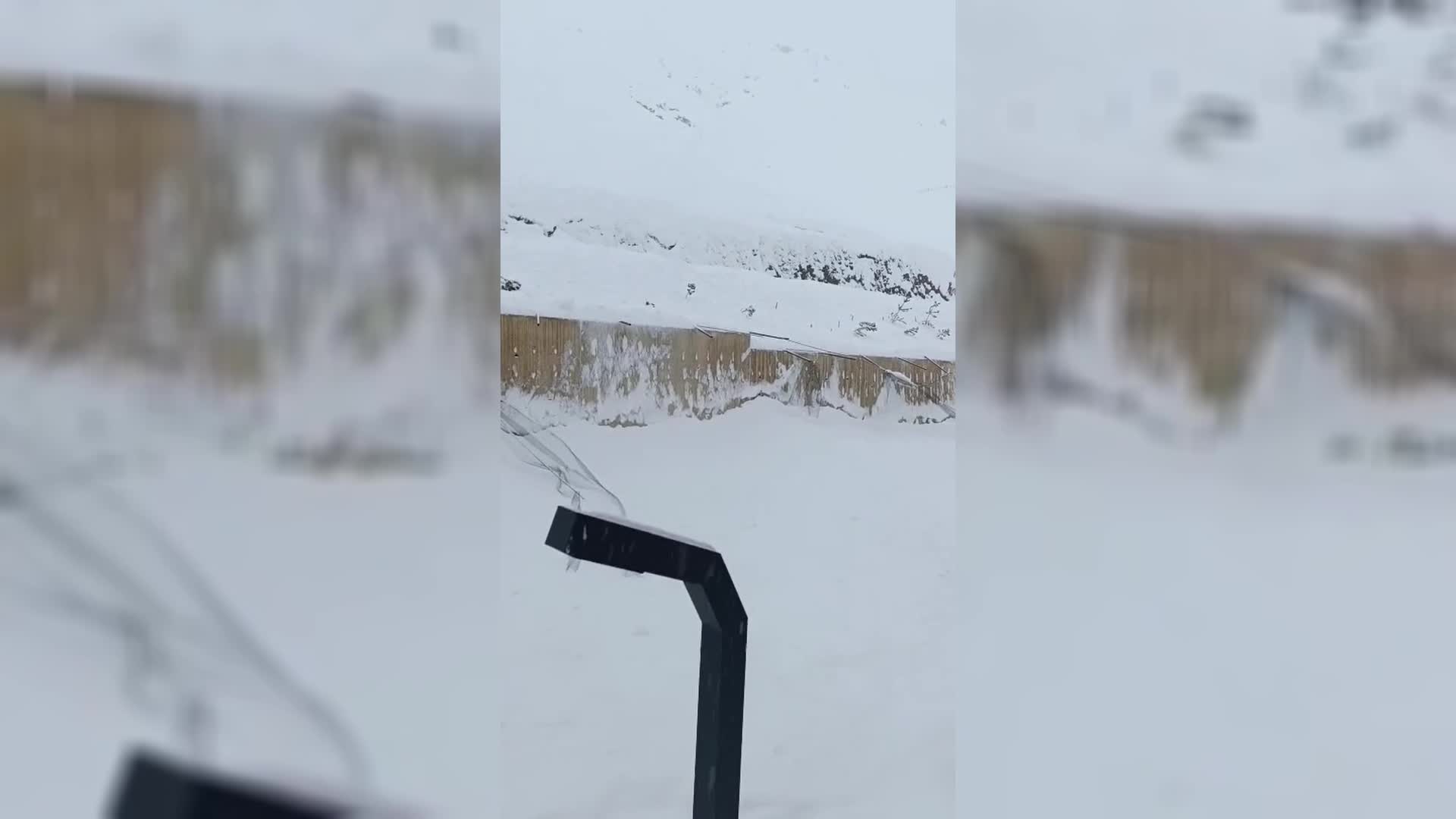 Van'ın Çatak ilçesinde TOKİ konutlarına çığ düştü