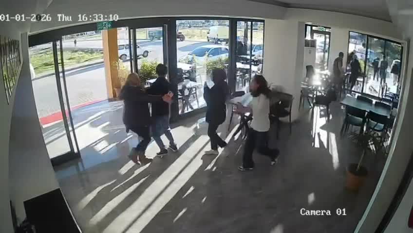 Fethiye'de meydana gelen 3,5 büyüklüğündeki deprem anı güvenlik kamerasına yansıdı