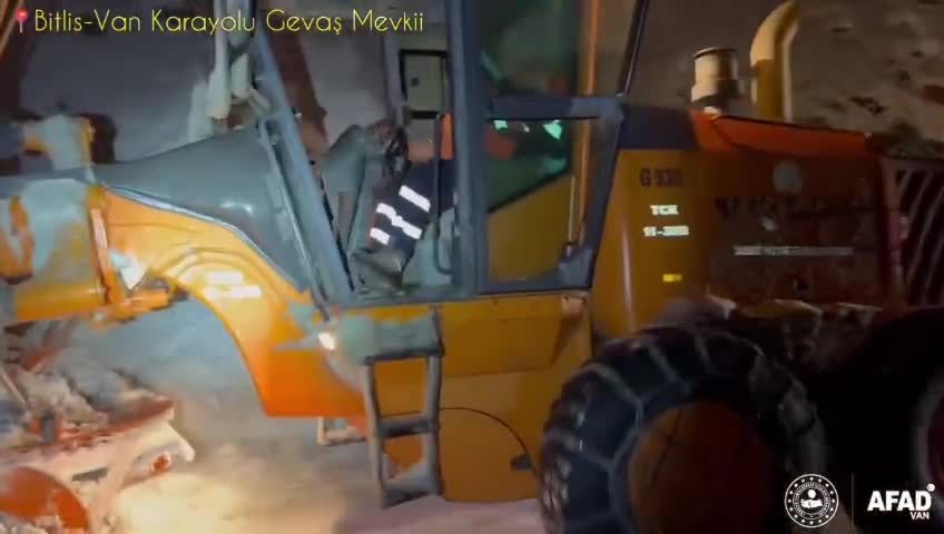 Van-Bitlis karayolunda çığ düştü