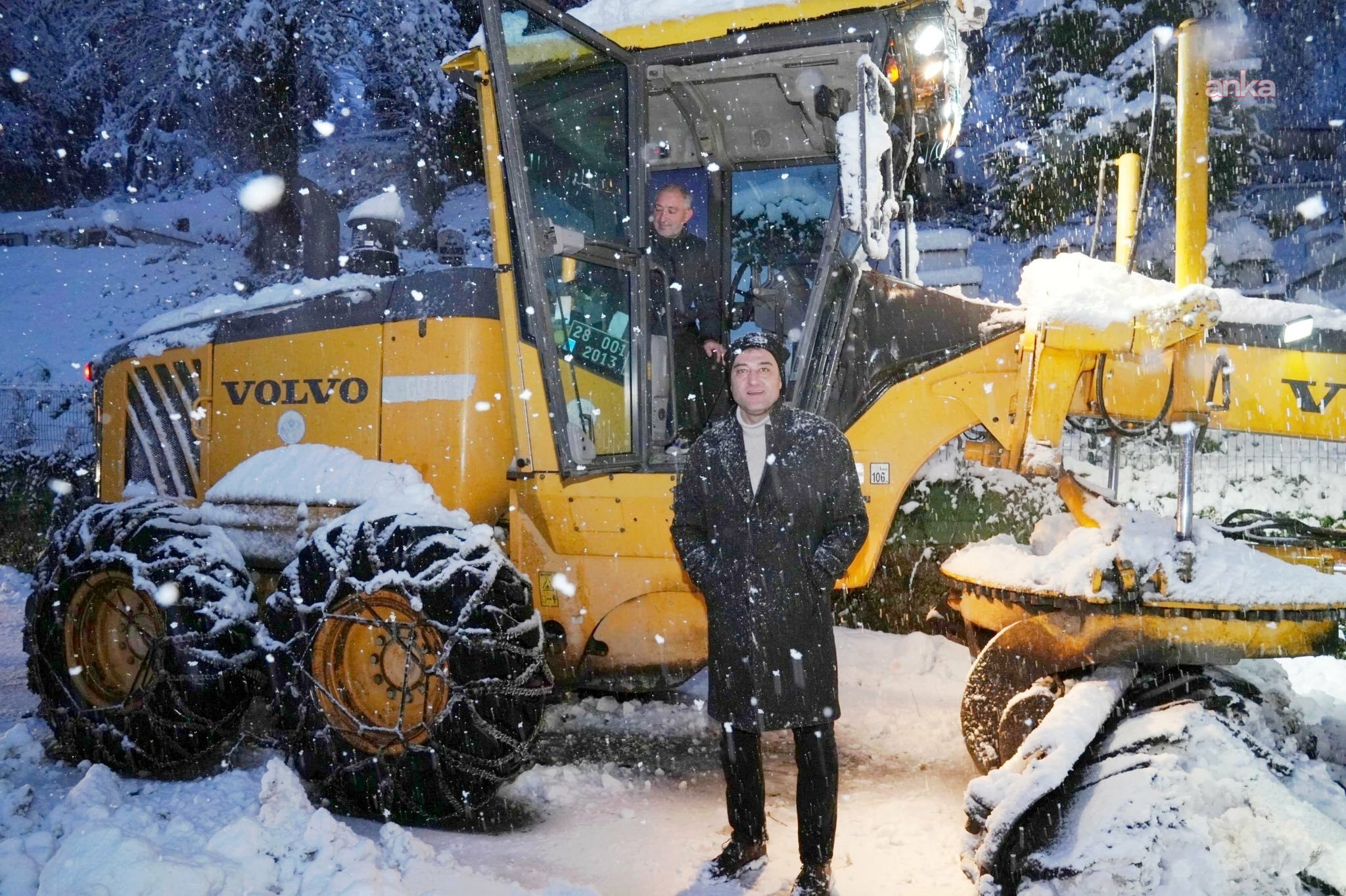 Giresun Belediyesi ekipleri, karla mücadelede gece boyu sahadaydı