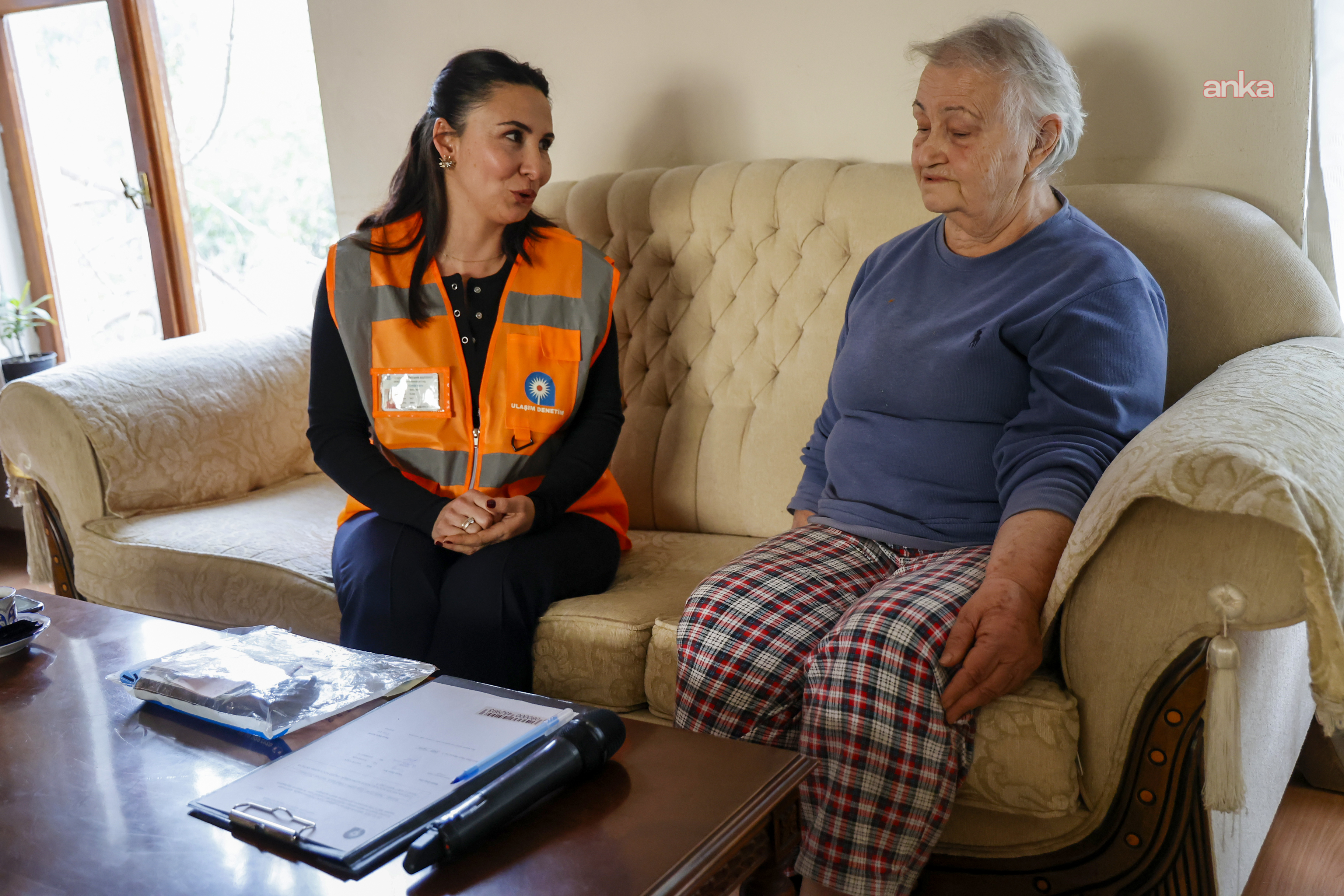 Antalya'da otobüste unutulan cüzdan, Büyükşehir Belediyesi ekiplerince sahibine teslim edildi