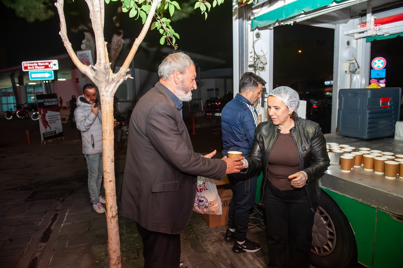 Karşıyaka Belediyesi'nden 15 bin kişiye sıcak çorba ikramı