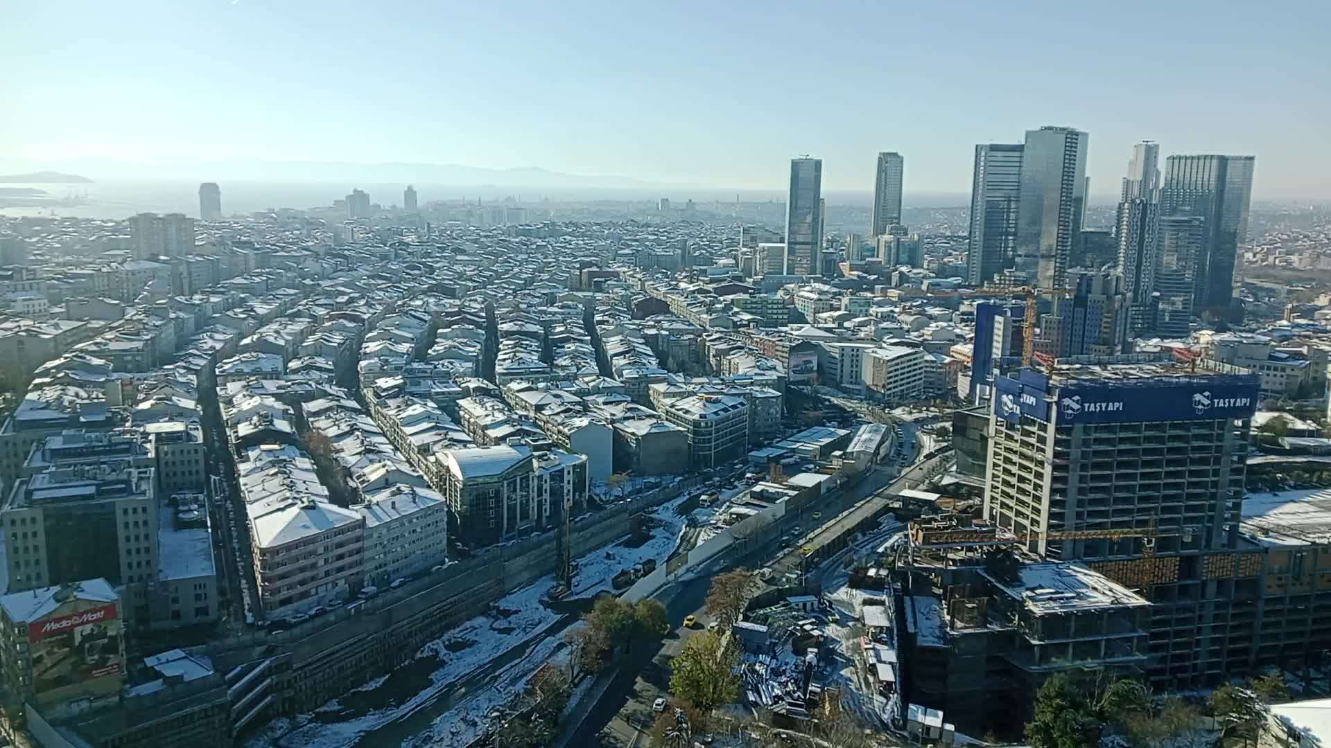 İstanbul'da karla mücadele için 7 bin 837 ton tuz ve 131 ton solüsyon kullanıldı... Güneş yüzünü gösterdi, kar erimeye başladı, kuvvetli lodos bekleniyor