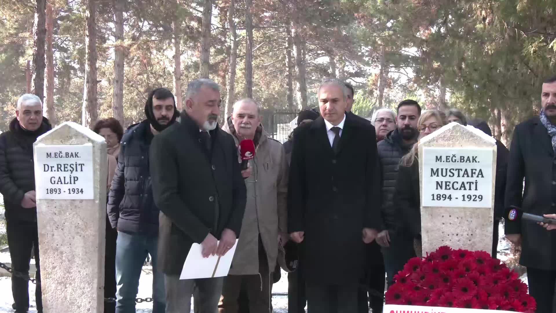 Suat Özçağdaş eski Milli Eğitim Bakanı Mustafa Necati'yi mezarı başında andı... Özçağdaş, "Büyük bir vatan evladının anmasındayız"