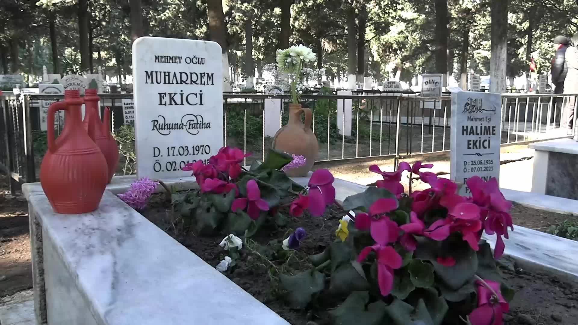 CHP Lideri Özel, Saruhanlı’da Muharrem Ekici ve Hasan Eroğlu’nun kabrini ziyaret etti