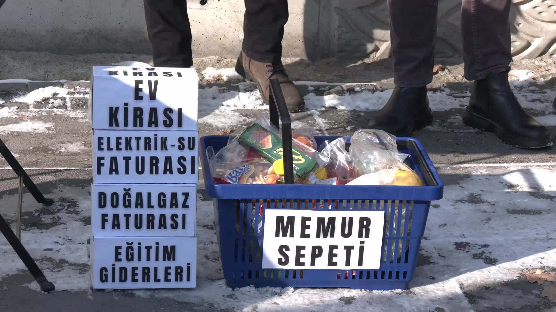 ÜNİPERSEN: "Memurlara kira yardımı sözü verildi; ancak gerçekleştirilmedi. Memurlar kendi çalıştıkları kurumun bahçesine çadır mı kursun?"