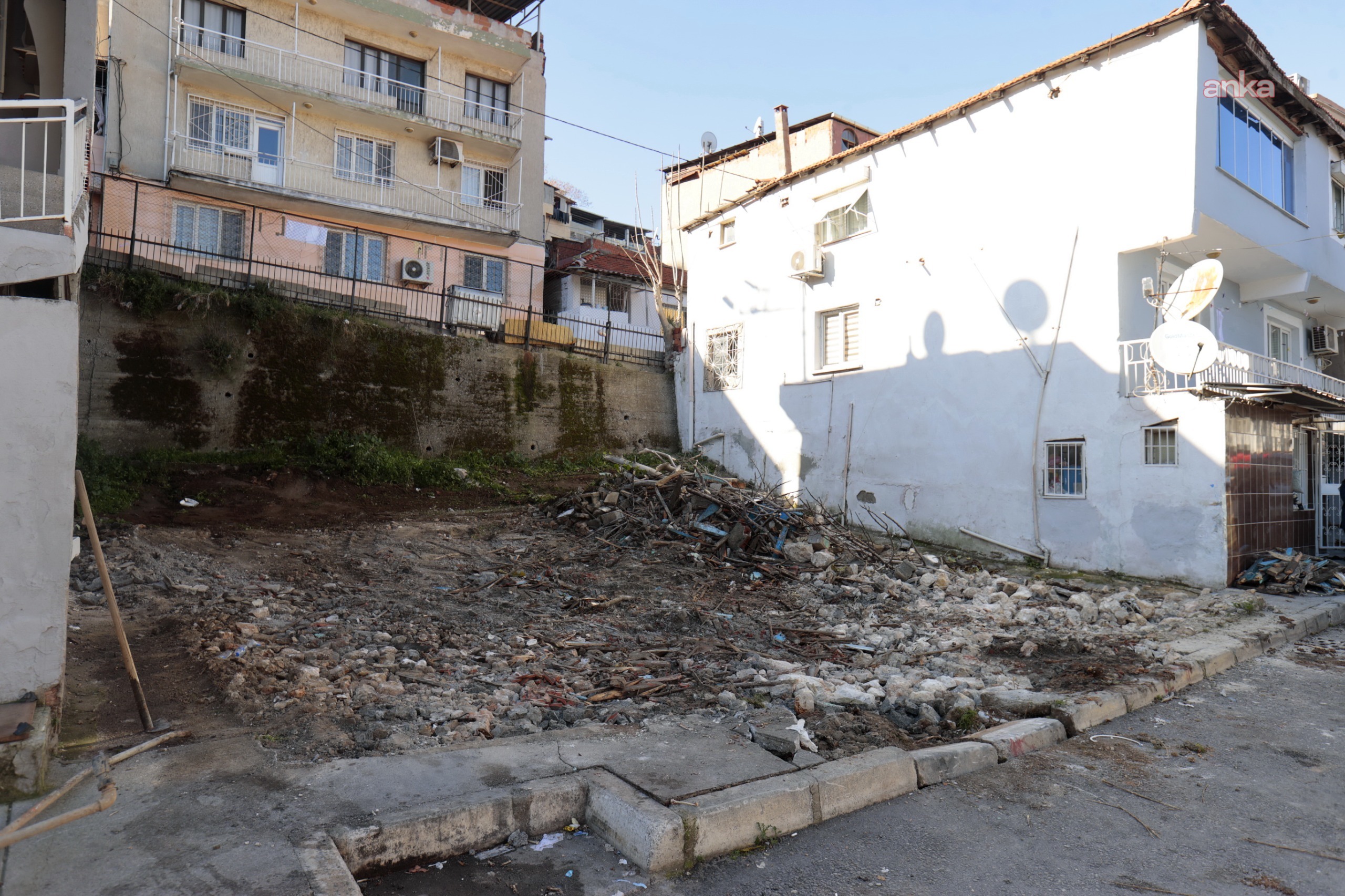 Konak Belediyesi, ilçedeki metruk binaların yıkımını sürdürüyor