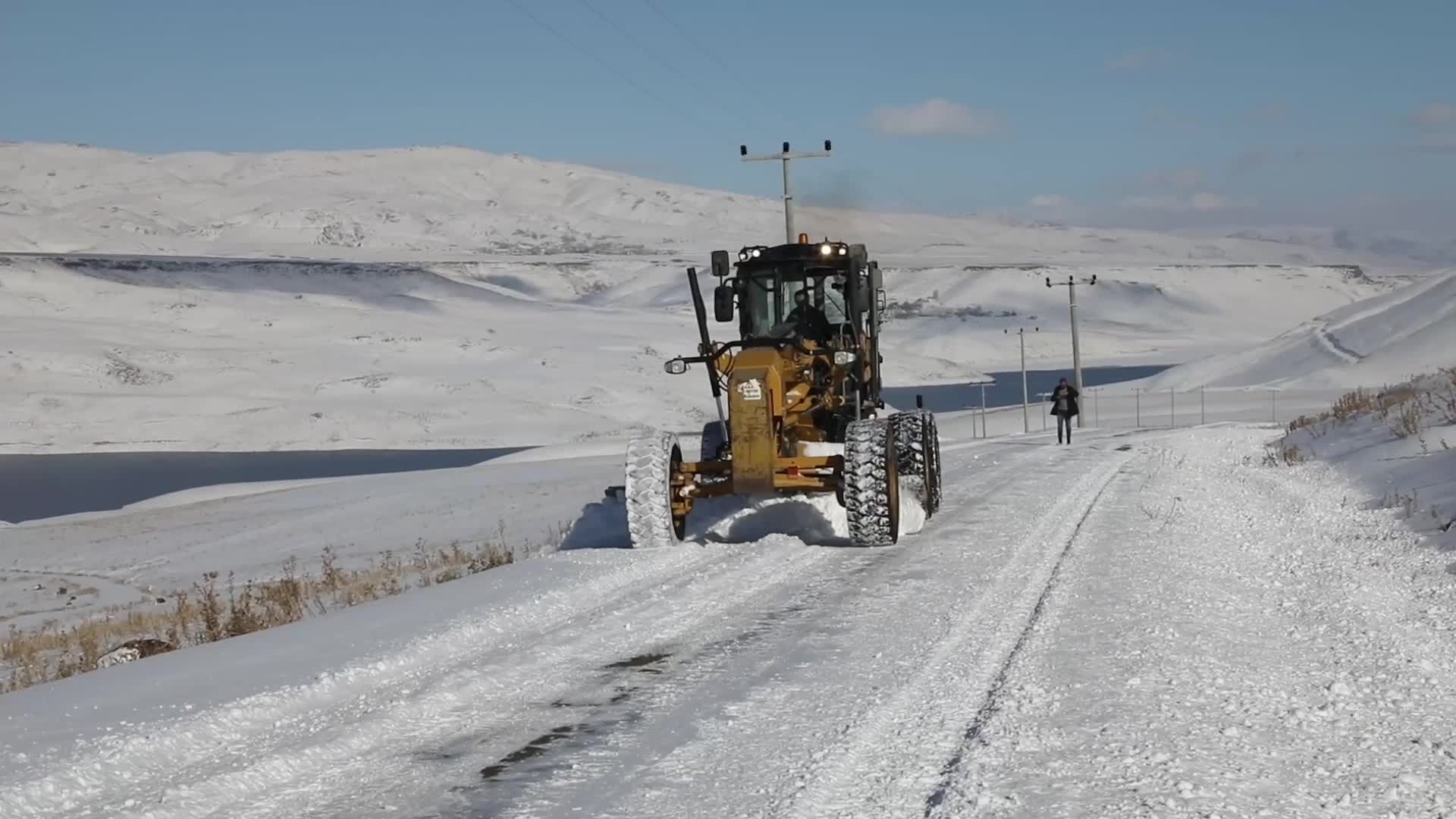 Doğu ve Güneydoğu’da kar esareti ulaşımı aksattı… 10 kentin 2 bin 681 yerleşim yerine ulaşım sağlanamıyor