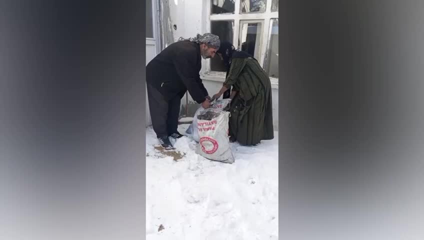 Van’da vatandaşlar, sosyal yardım kömürlerinin yanmadığı gerekçesiyle tepki gösterdi