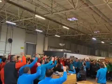 Metal işçileri, TİS sürecinde bir saat üretimi durdurarak taleplerini dile getirdi