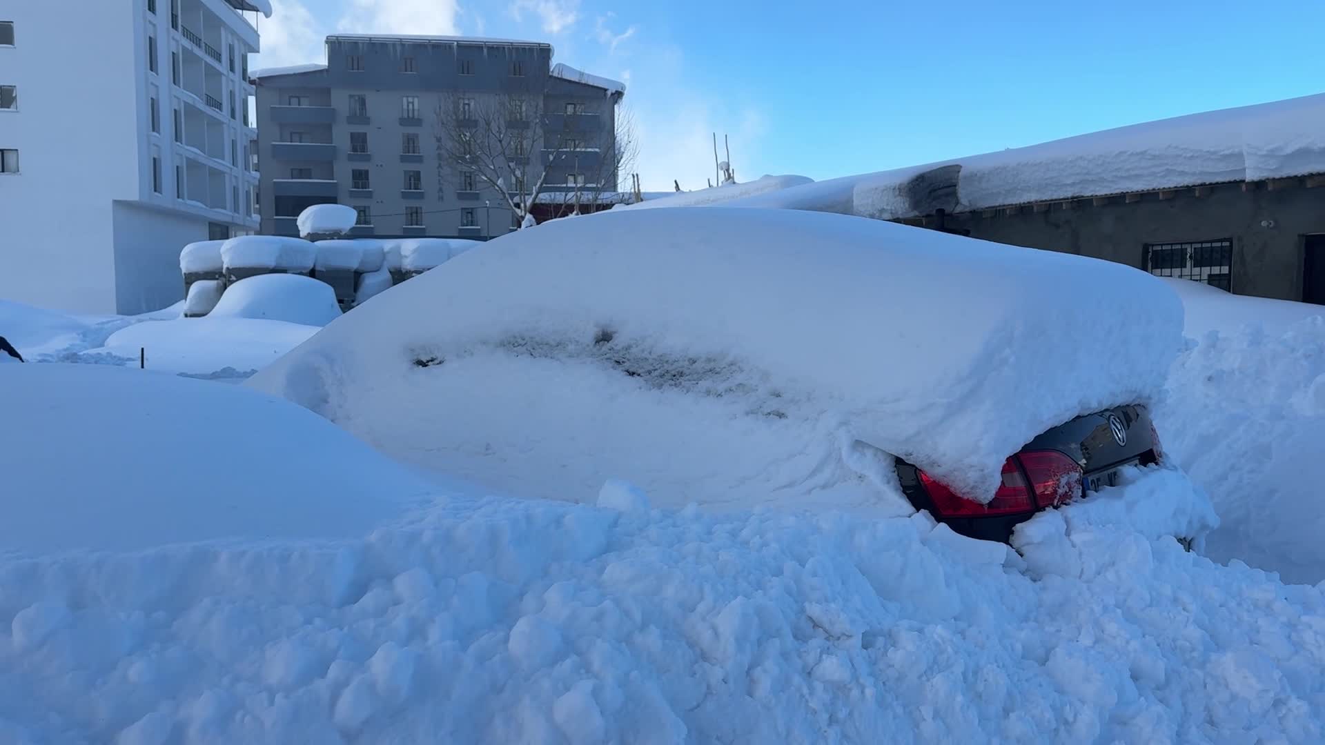 Hakkari kara teslim oldu: 110 köy ve 247 mezra yolu ulaşıma kapandı