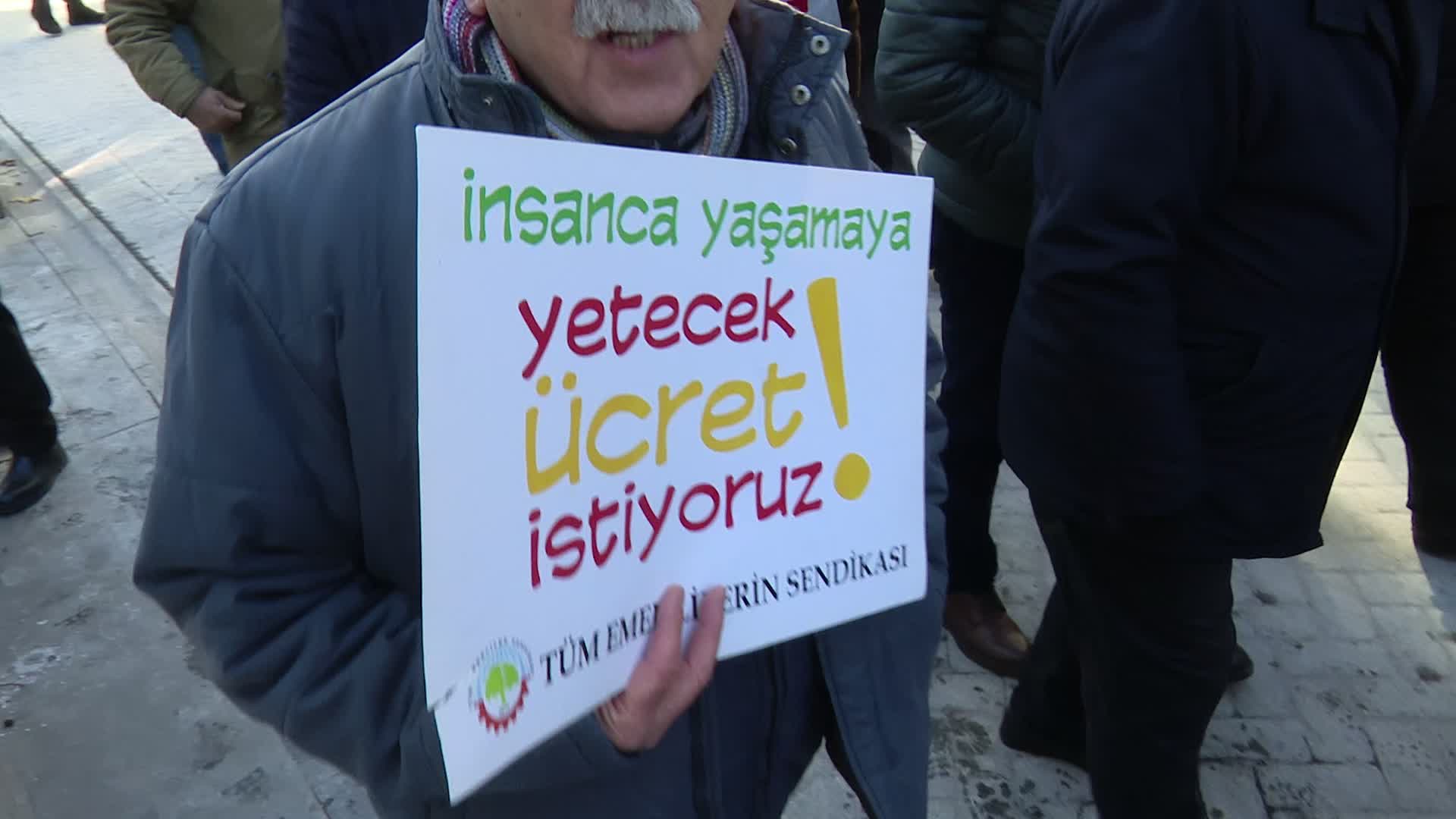 Emeklilerden iktidara çağrı: "Böyle giderse soğanı, ekmeği de bulamayacağız. Yüzde 13 zam ile nasıl yaşayacağız biz de bilmiyoruz"