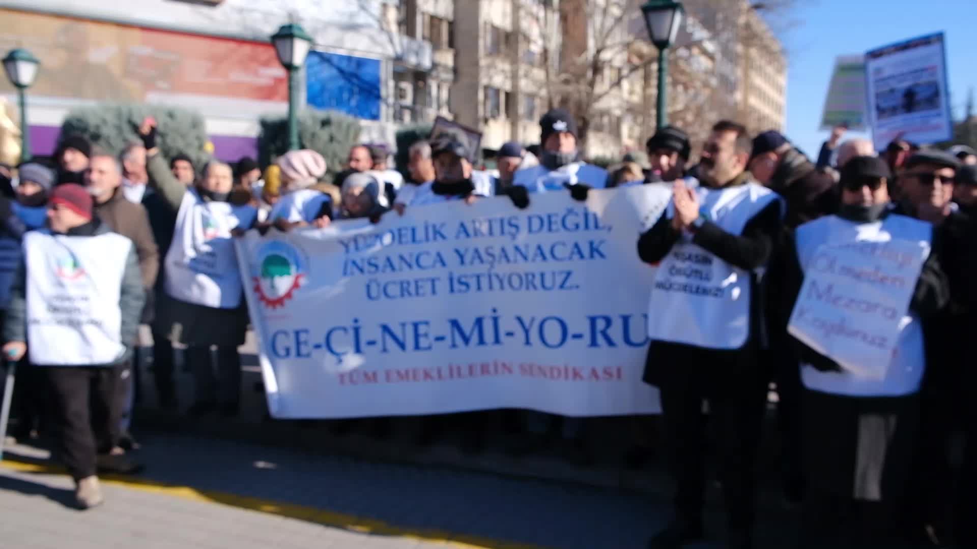 Eskişehir’de soğuk havaya rağmen emeklilerden yürüyüş: "Zam değil, yoksulluğun güncellenmesi"