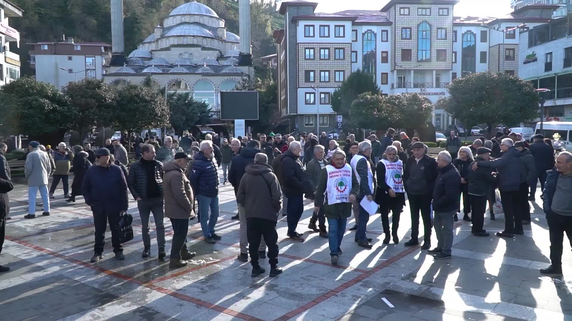 Emekliler Rize Pazar'dan ses yükseltti: Emekliyi açlığa, yandaşı saltanata mahkûm eden bu düzenini yıkacağız