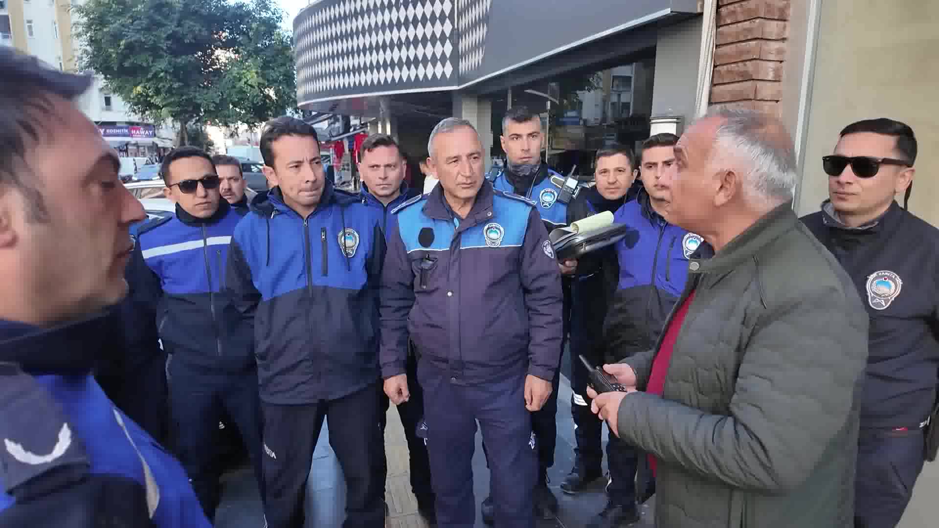 Mersin Büyükşehir Belediyesi zabıta ekiplerinden kaldırımları işgal eden esnafa idari para cezası