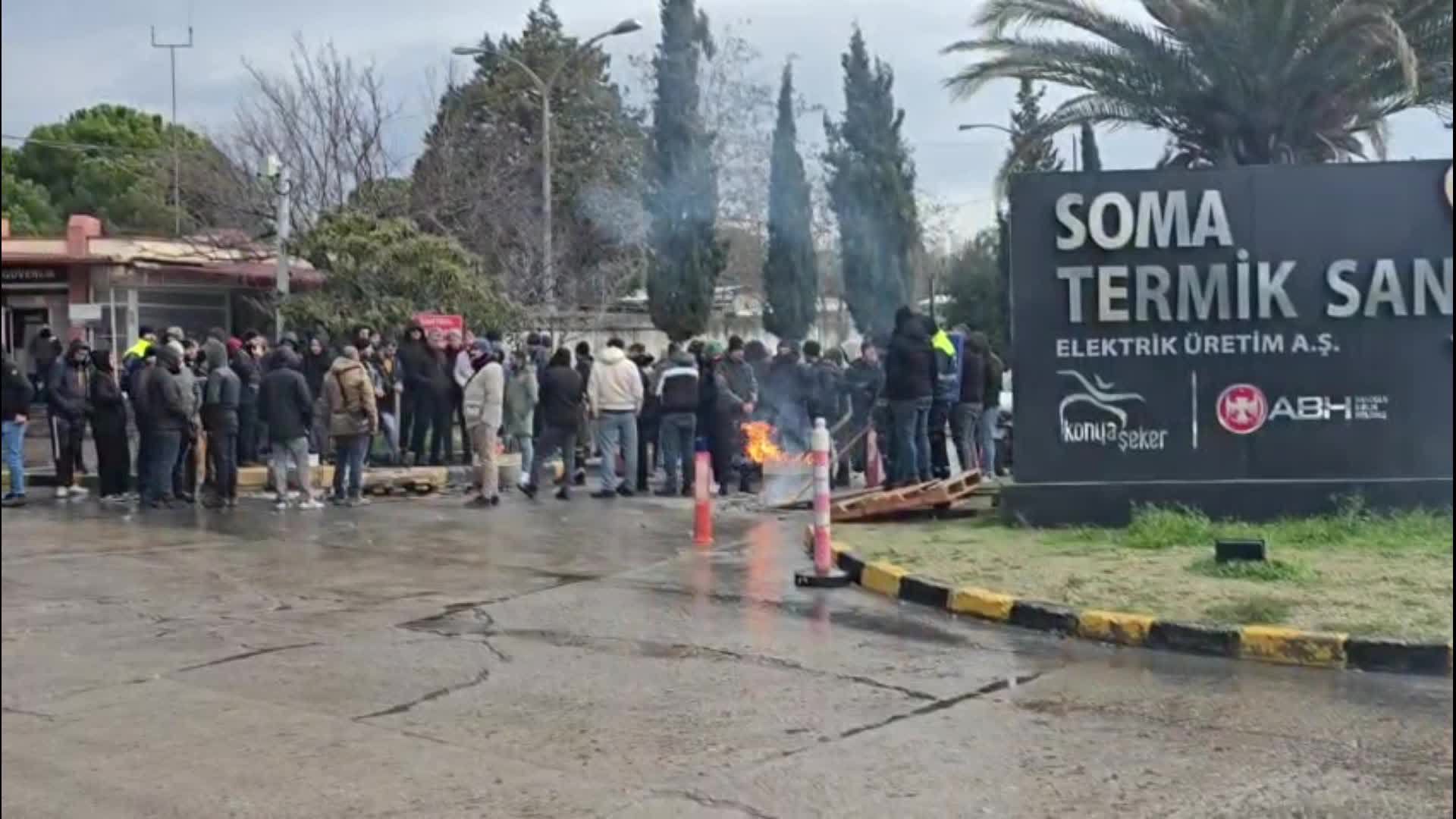 Soma Termik Santrali’nde işçiler, toplu sözleşme farklarının eksik yattığı gerekçesiyle eylemde