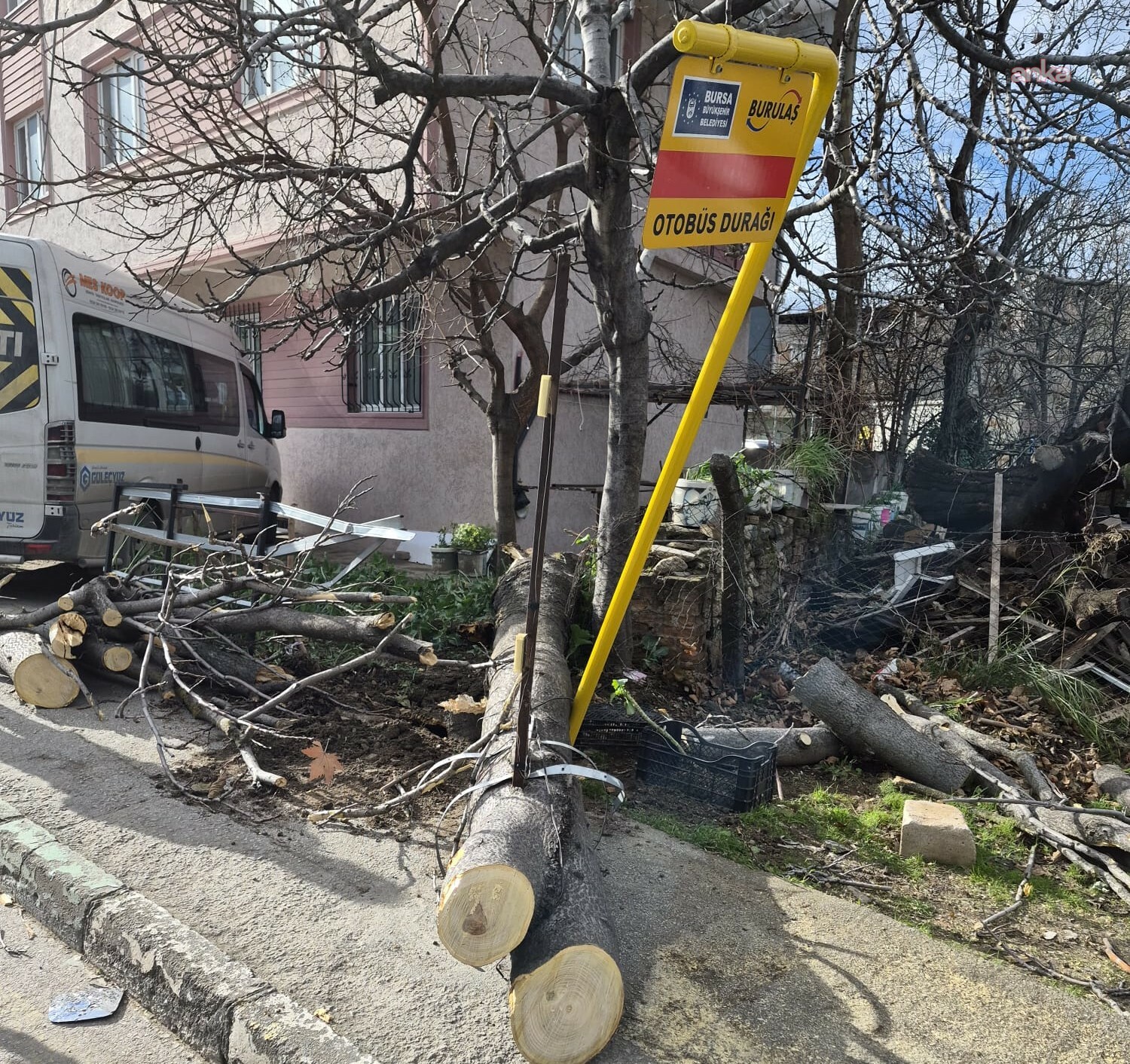 Bursa Büyükşehir Belediyesi'nden lodosun yol açtığı olumsuzluklara müdahale