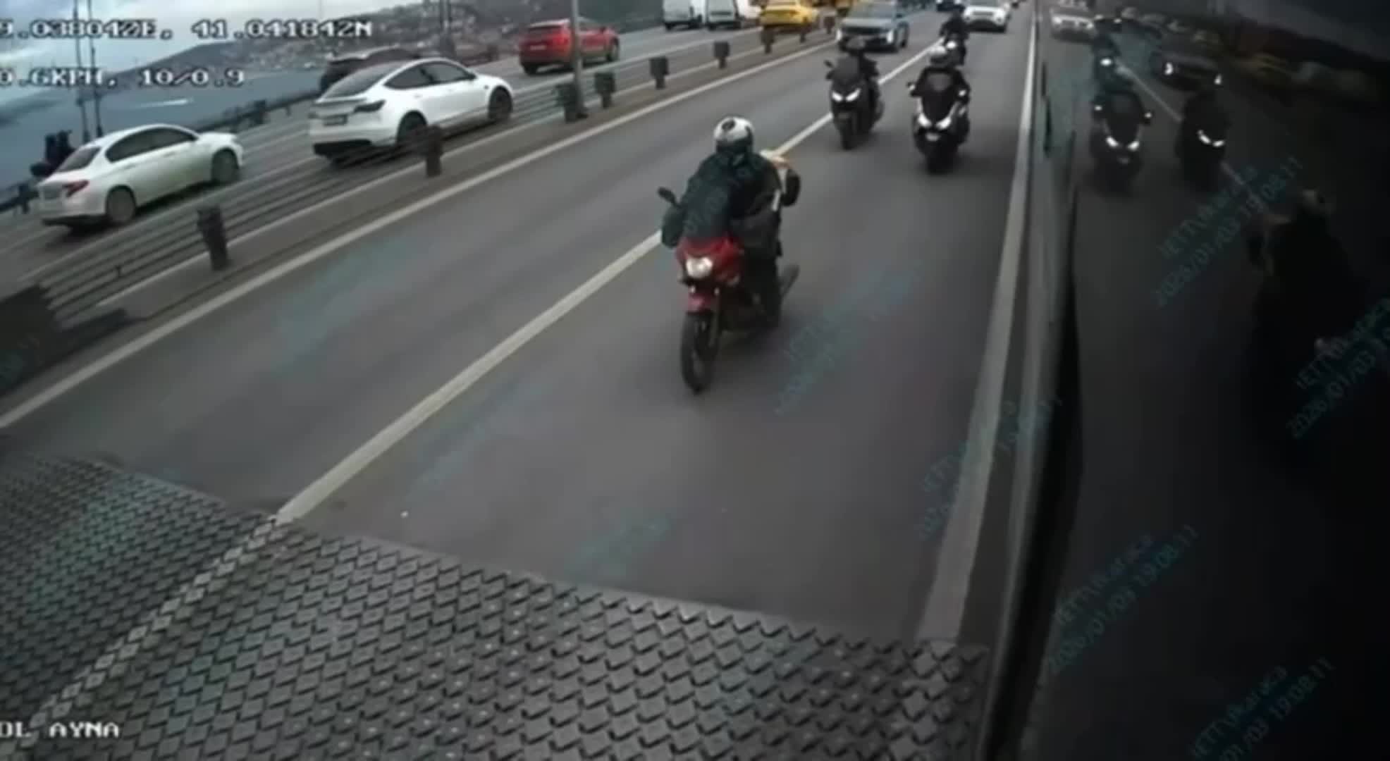 Lodosta zorlanan motosikletlilere İETT metrobüs kaptanlarından perde
