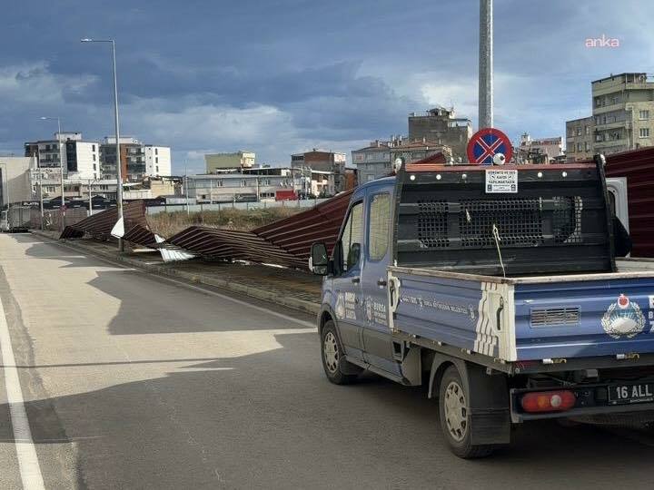 Bursa Büyükşehir Belediyesi ekipleri, şiddetli rüzgara karşı teyakkuzda