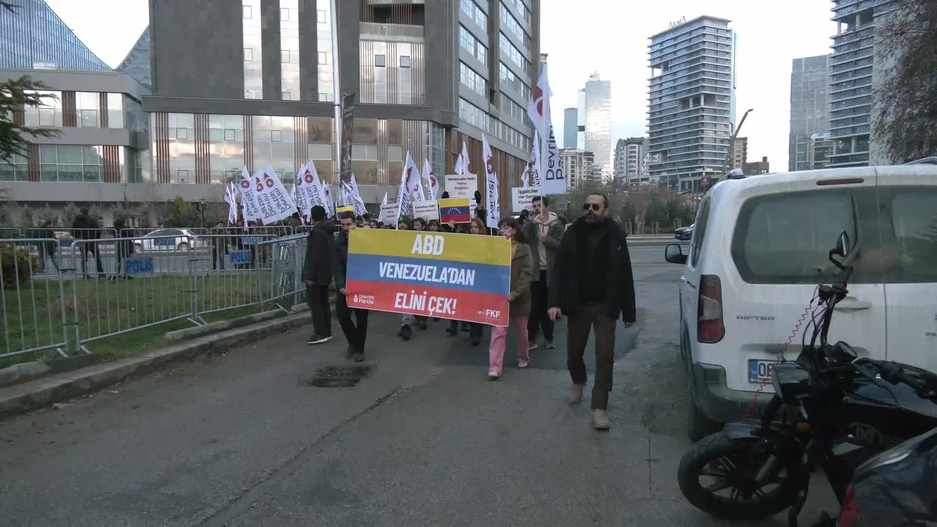 Devrim Partisi’nden ABD Büyükelçiliği önünde "Venezuela" protestosu: "Latin Amerika halkları 'yankee'ye hak ettiği dersi er ya da geç verecek”