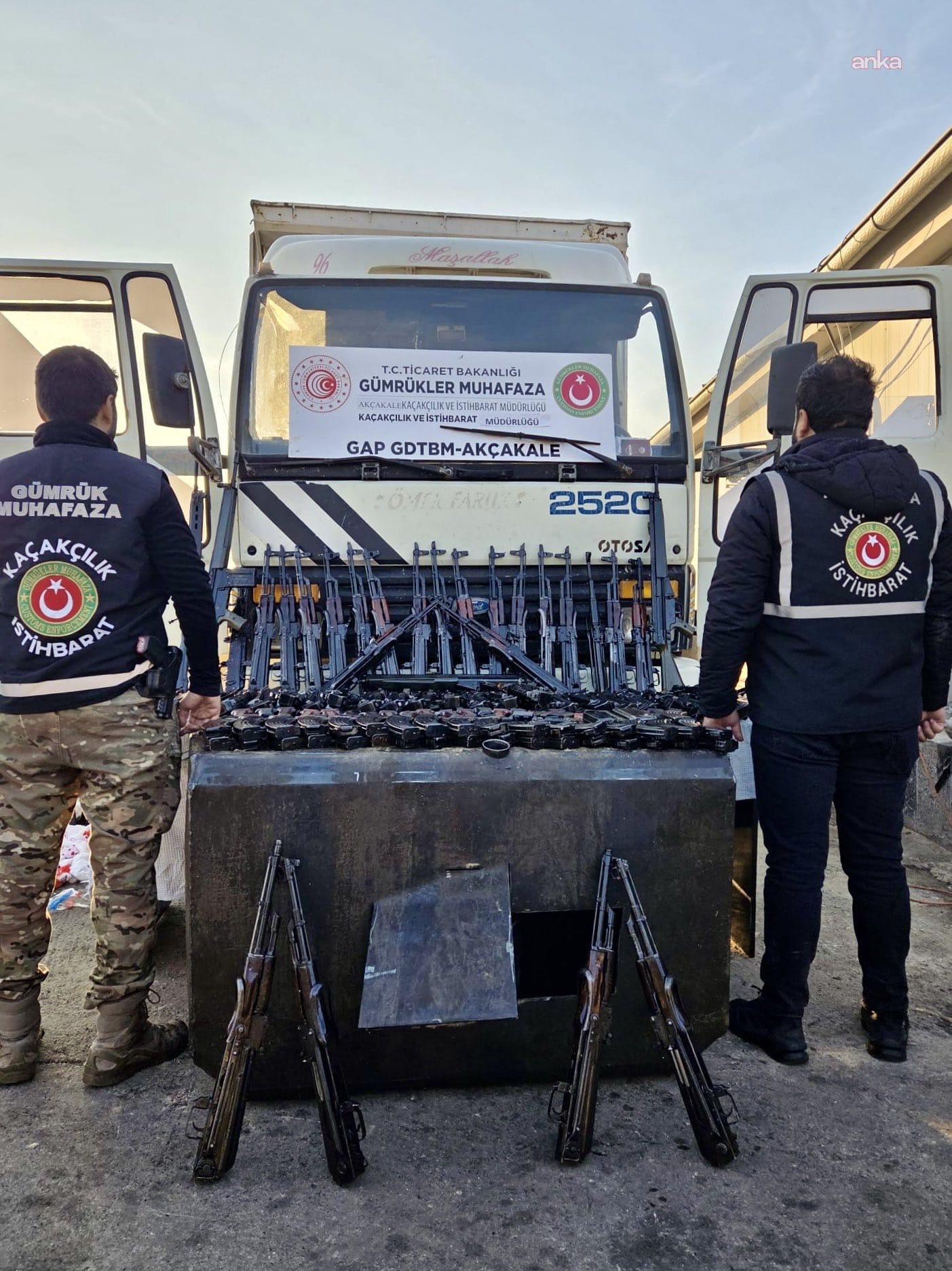 Şanlıurfa'da gümrük kapısında bir kamyonda 52 adet uzun namlulu silah ele geçirildi