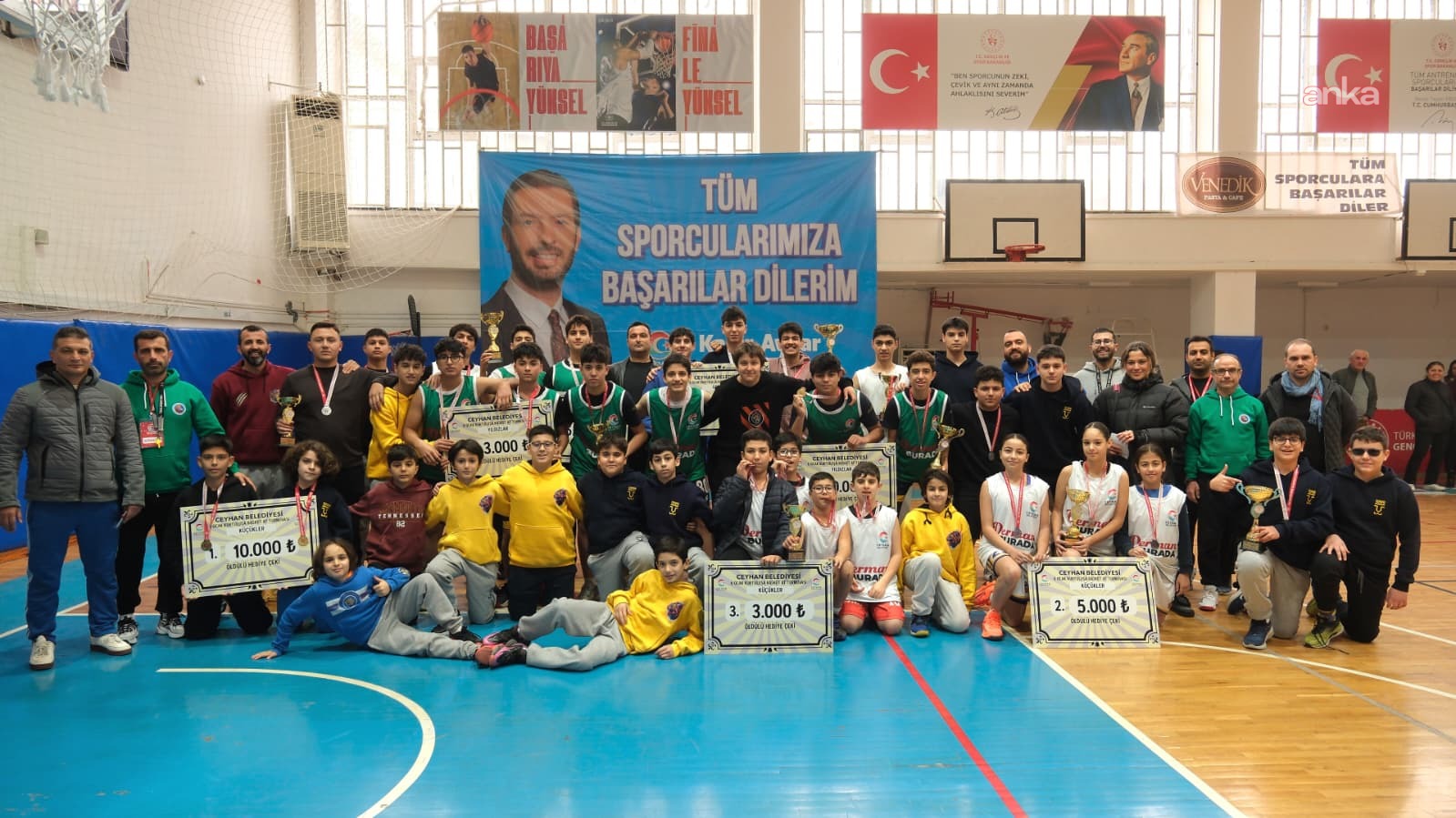 Ceyhan'da gençler, kurtuluş coşkusunu parkede yaşadı