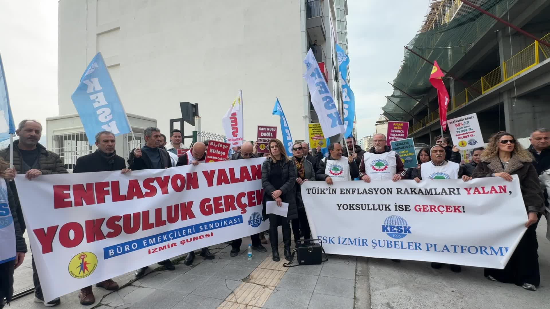 İzmir'de KESK’ten TÜİK önünde enflasyon tepkisi: “Memurun sofrasından aylık 370 adet ekmek eksilecek"