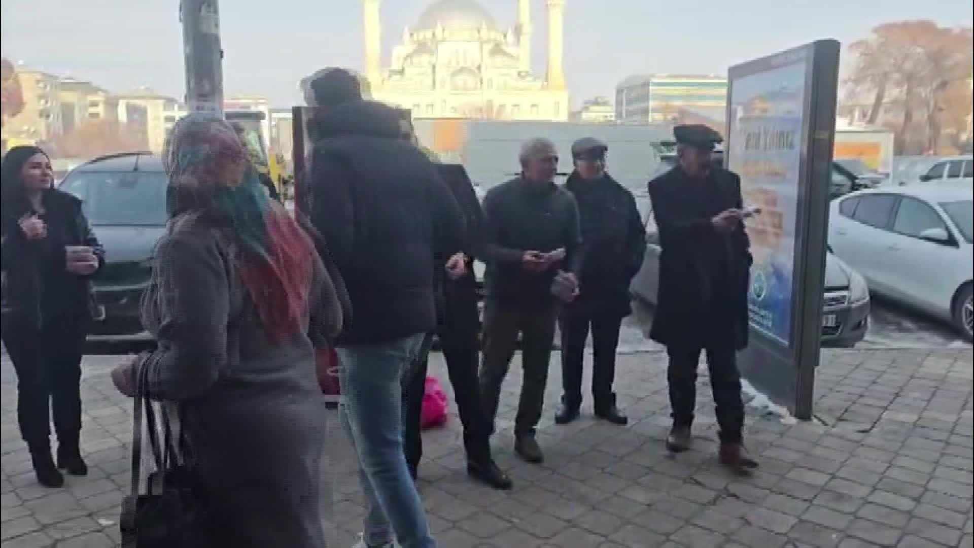 Iğdır'da Ferdi Zeyrek ve Gülşah Durbay anısına lokma dağıtıldı