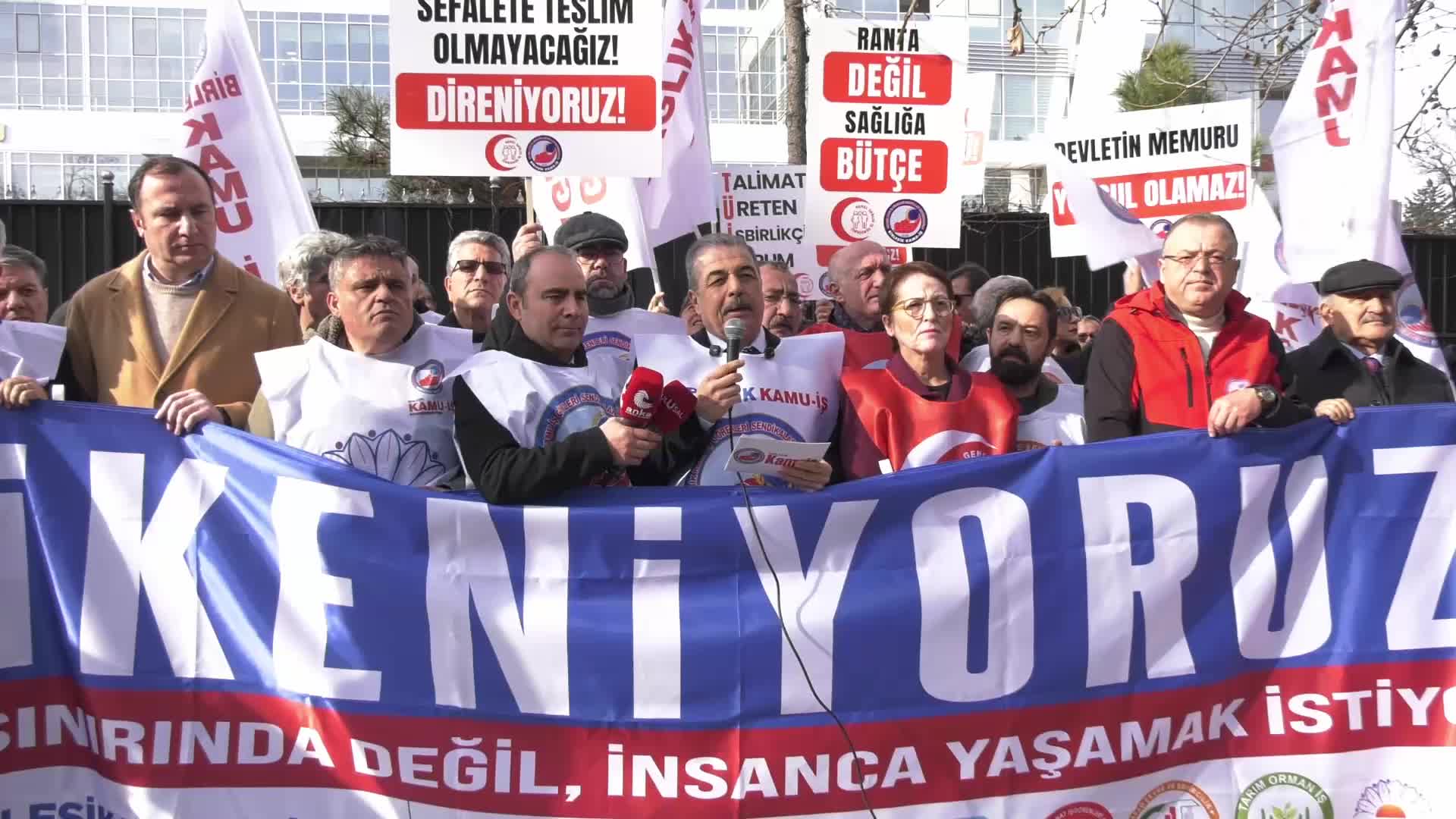 Birleşik Kamu-İş’ten TÜİK önünde eylem... “Yılın Emek Hırsızı Ödülü” TÜİK’e verildi