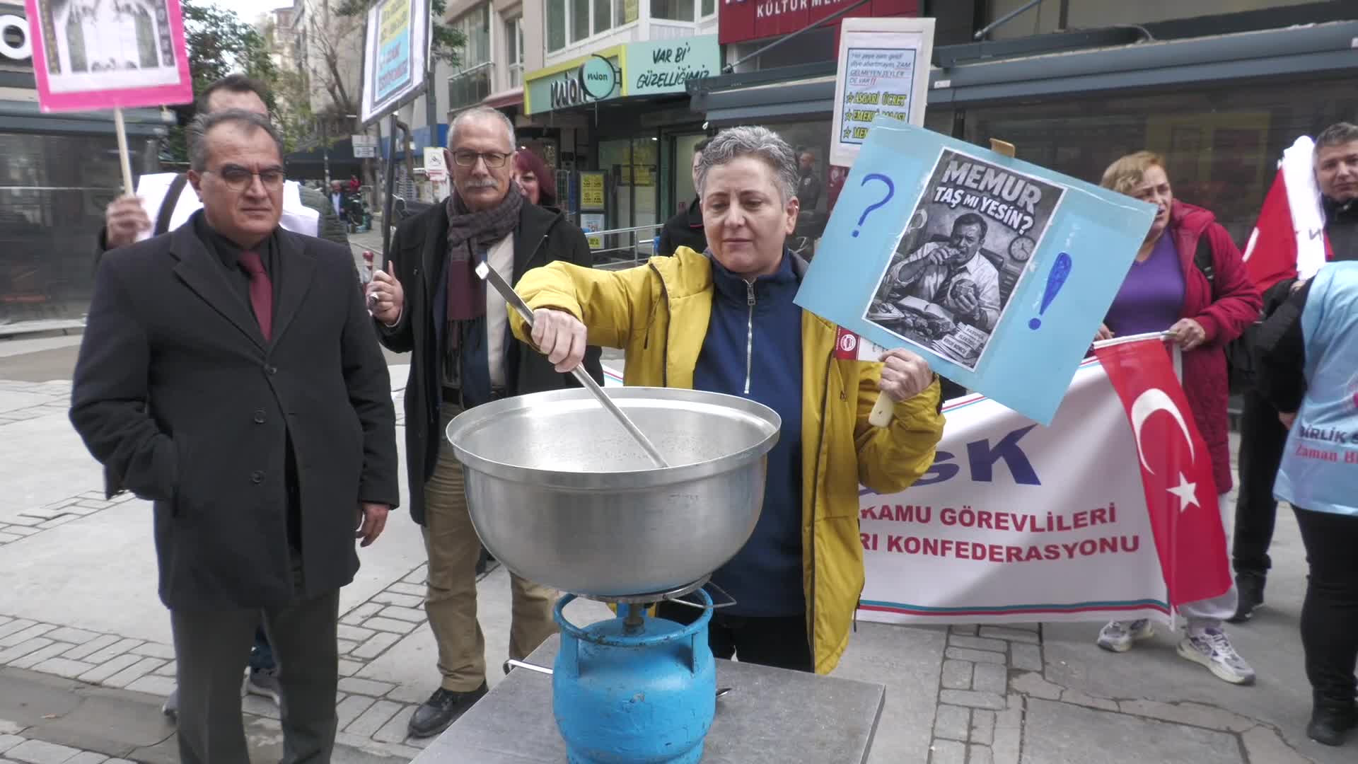 İzmir’de TÜİK enflasyonuna ve maaş zamlarına kamu emekçileri "taş kaynatarak” tepki gösterdi