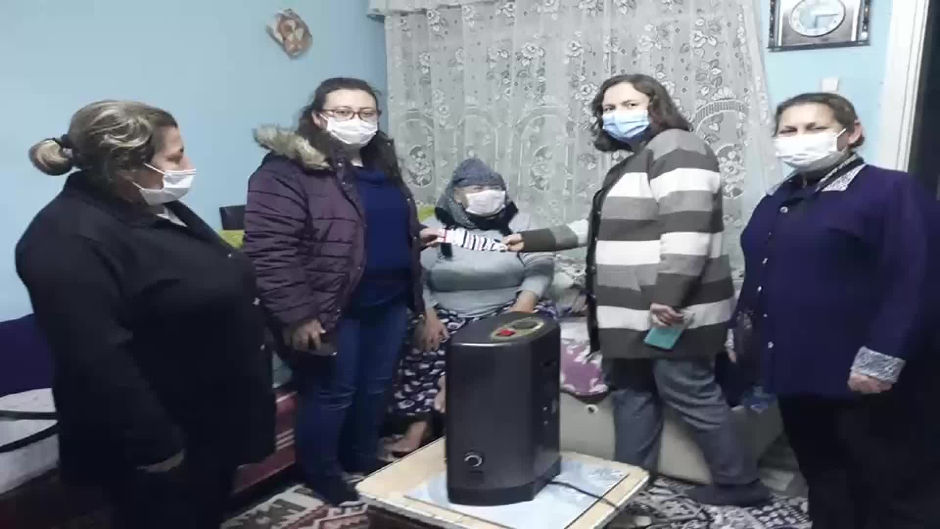 AKP'LİLER KAPI KAPI DOLAŞIP ÇORAP DAĞITTI; CHP AYDIN KADIN KOLLARI İL BAŞKANI “VATANDAŞI ÇORABA MUHTAÇ ETTİNİZ YAZIKLAR OLSUN" DEDİ