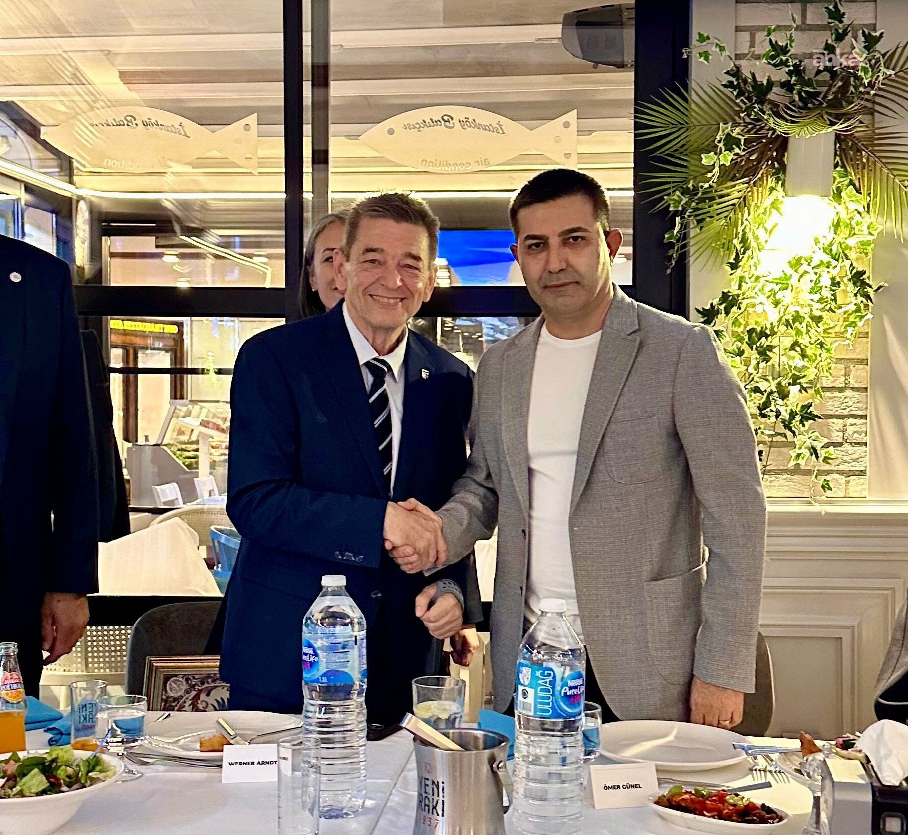 Kuşadası Belediyesi’nden Werner Arndt’a “Fahri Hemşehrilik Beratı”
